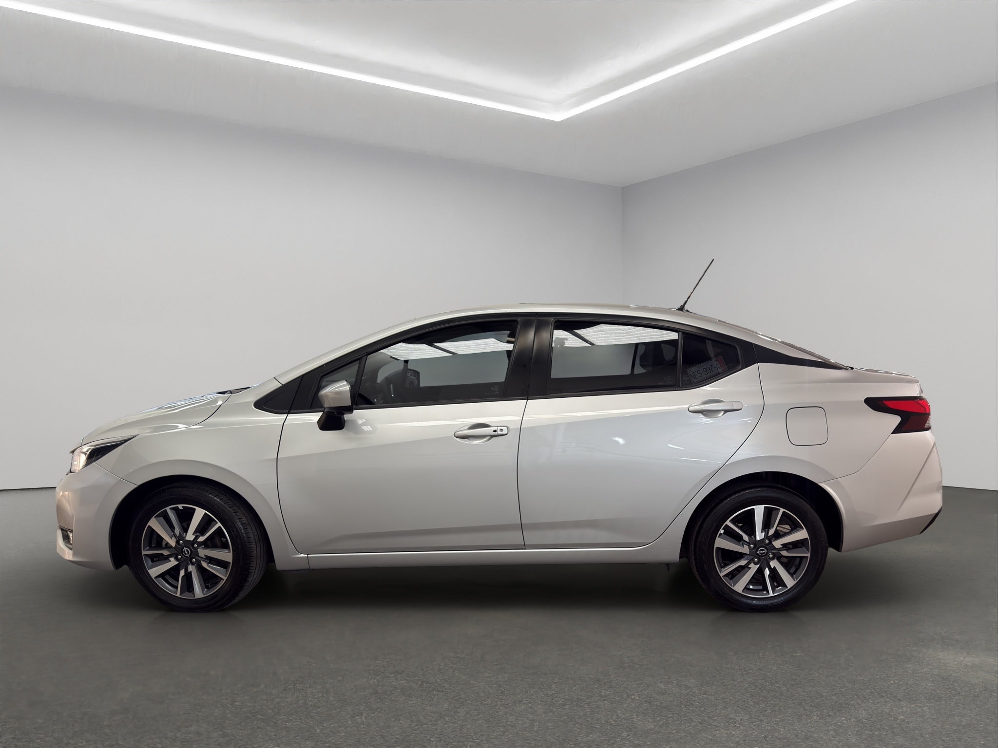 2025 Nissan Versa 4 pts. Advance, TM5, a/ac., f. niebla, RA-16 (línea anterior)