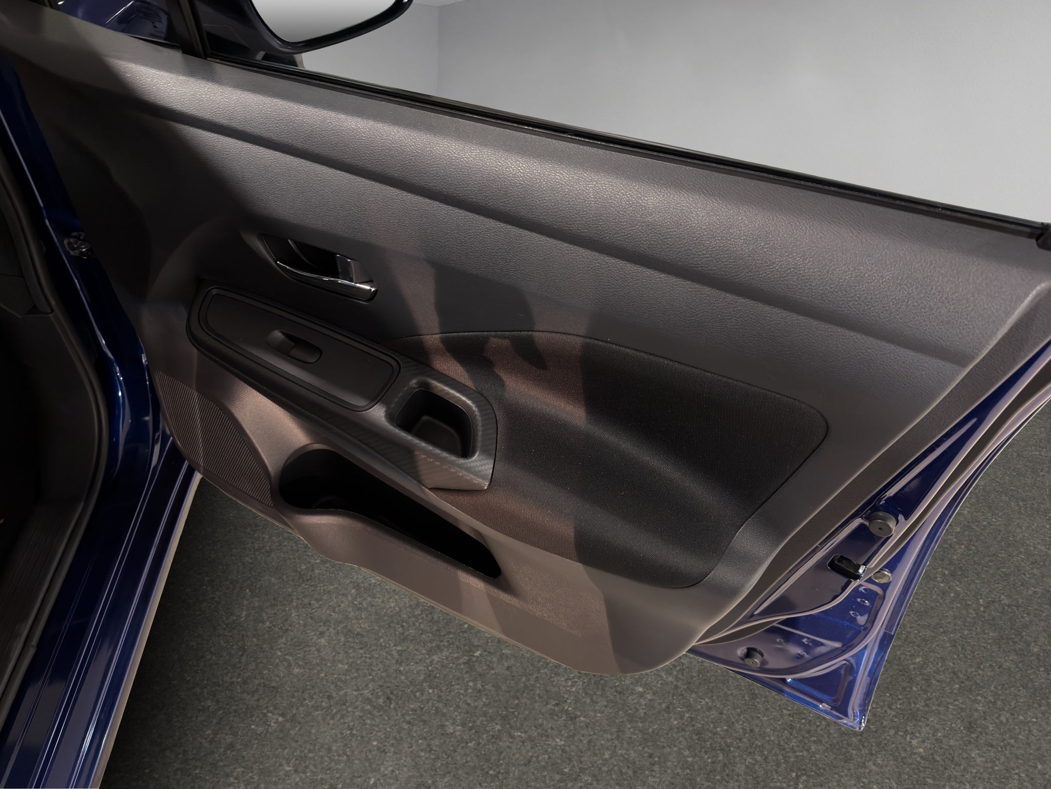 2025 Nissan Versa 4 pts. Advance, TM5, a/ac., f. niebla, RA-16