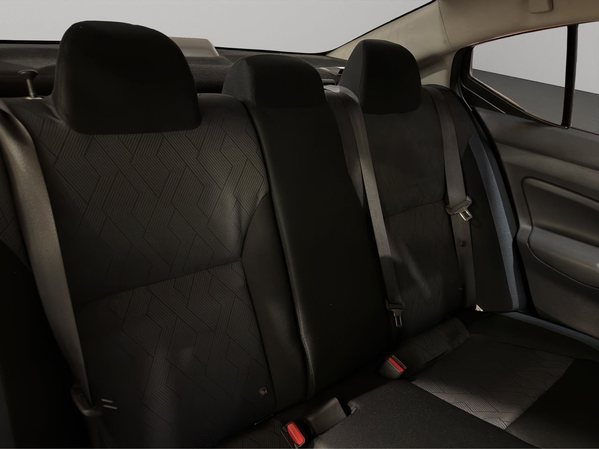 2025 Nissan Versa 4 pts. Advance, TM5, a/ac., f. niebla, RA-16