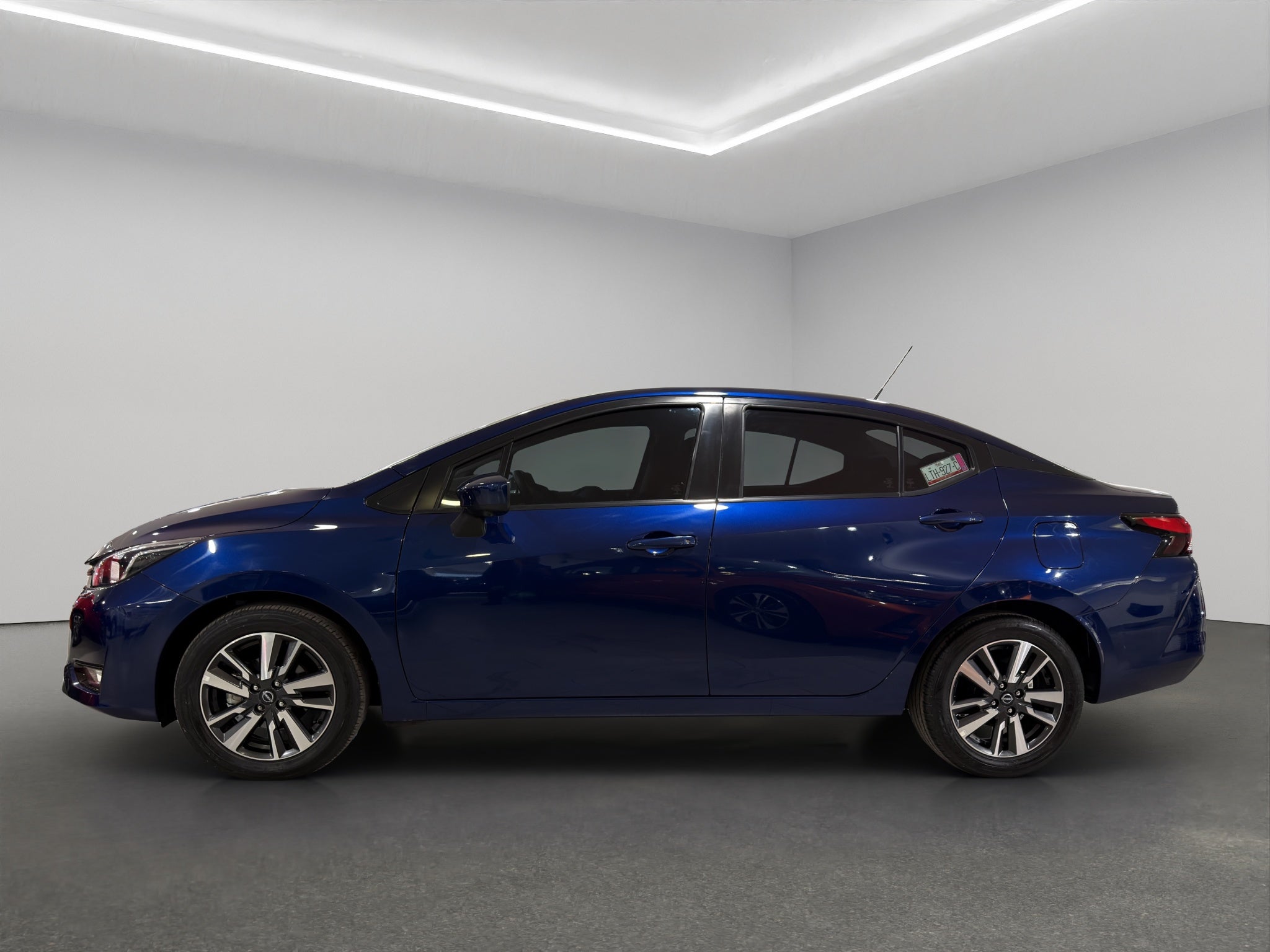 2025 Nissan Versa 4 pts. Advance, TM5, a/ac., f. niebla, RA-16