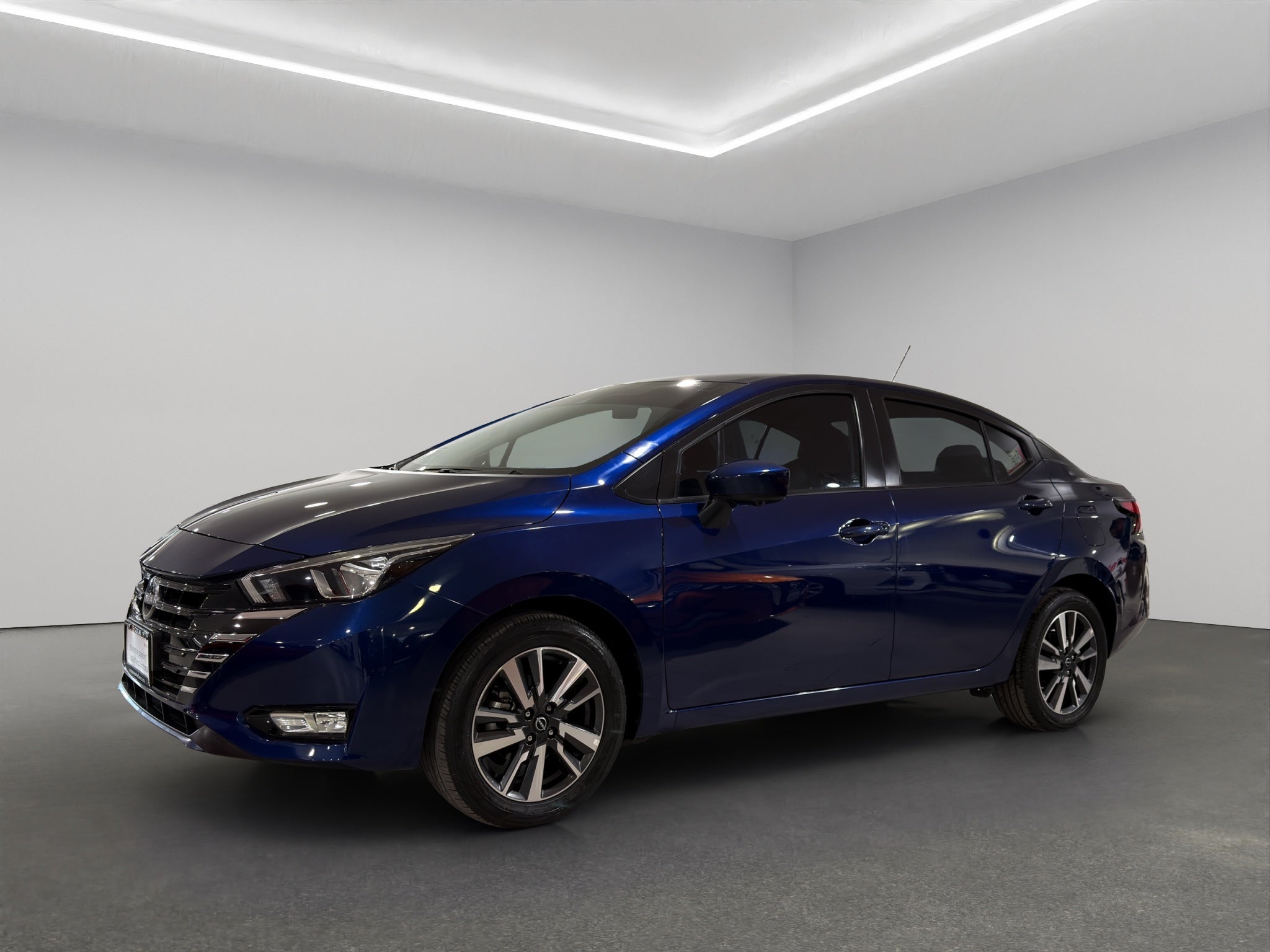 2025 Nissan Versa 4 pts. Advance, TM5, a/ac., f. niebla, RA-16