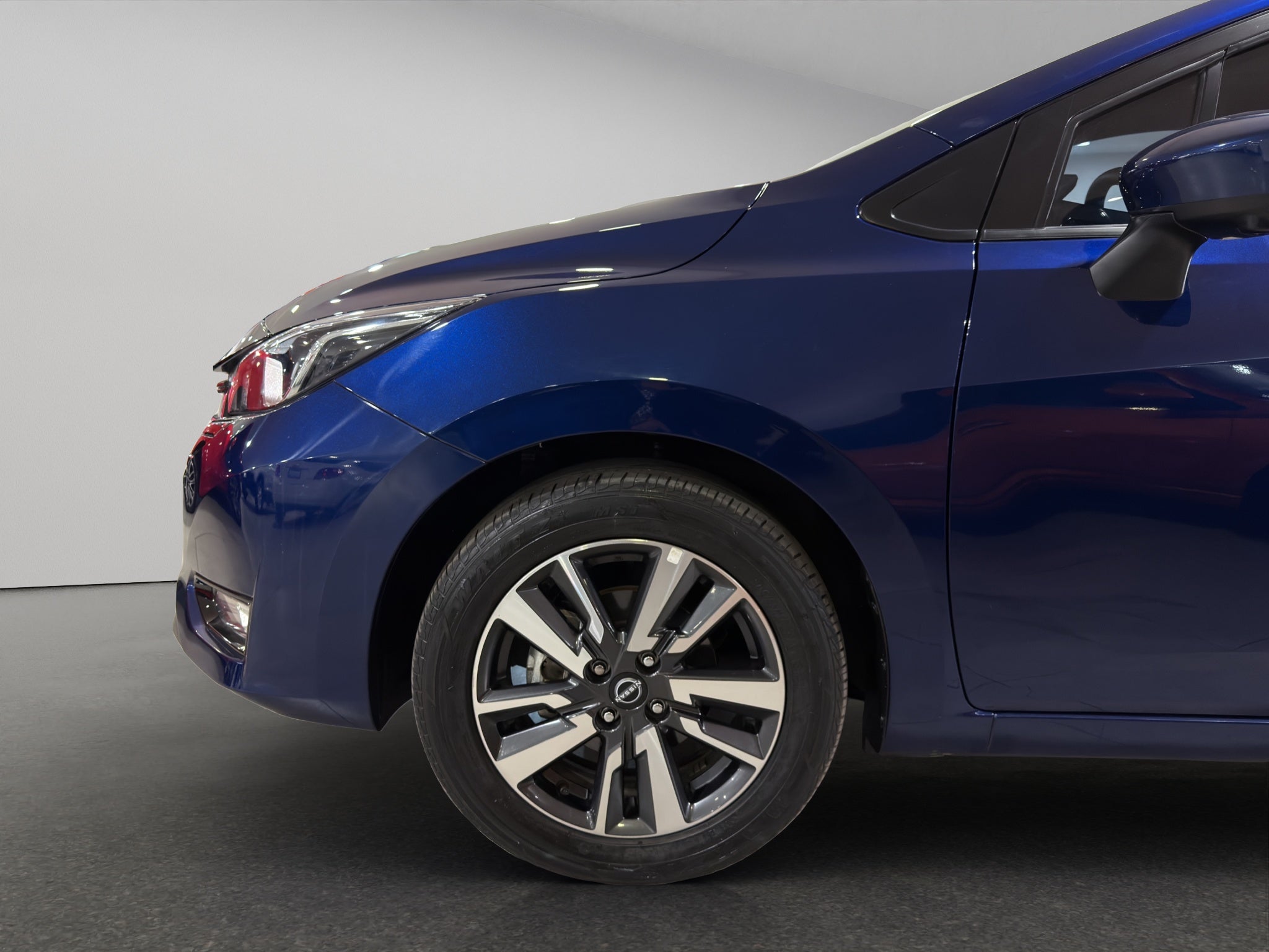 2025 Nissan Versa 4 pts. Advance, TM5, a/ac., f. niebla, RA-16