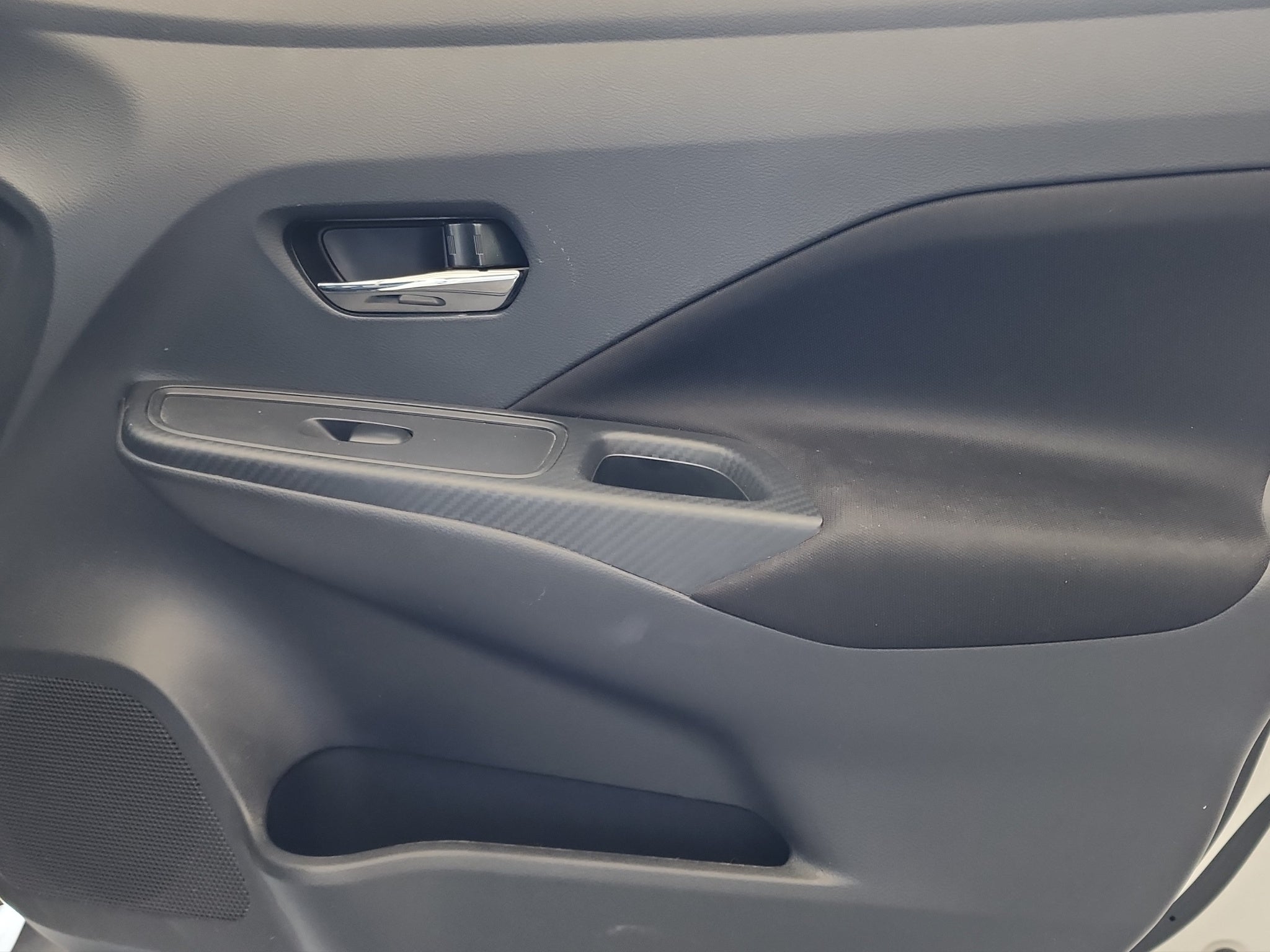 2025 Nissan Versa 4 pts. Advance, TM5, a/ac., f. niebla, RA-16