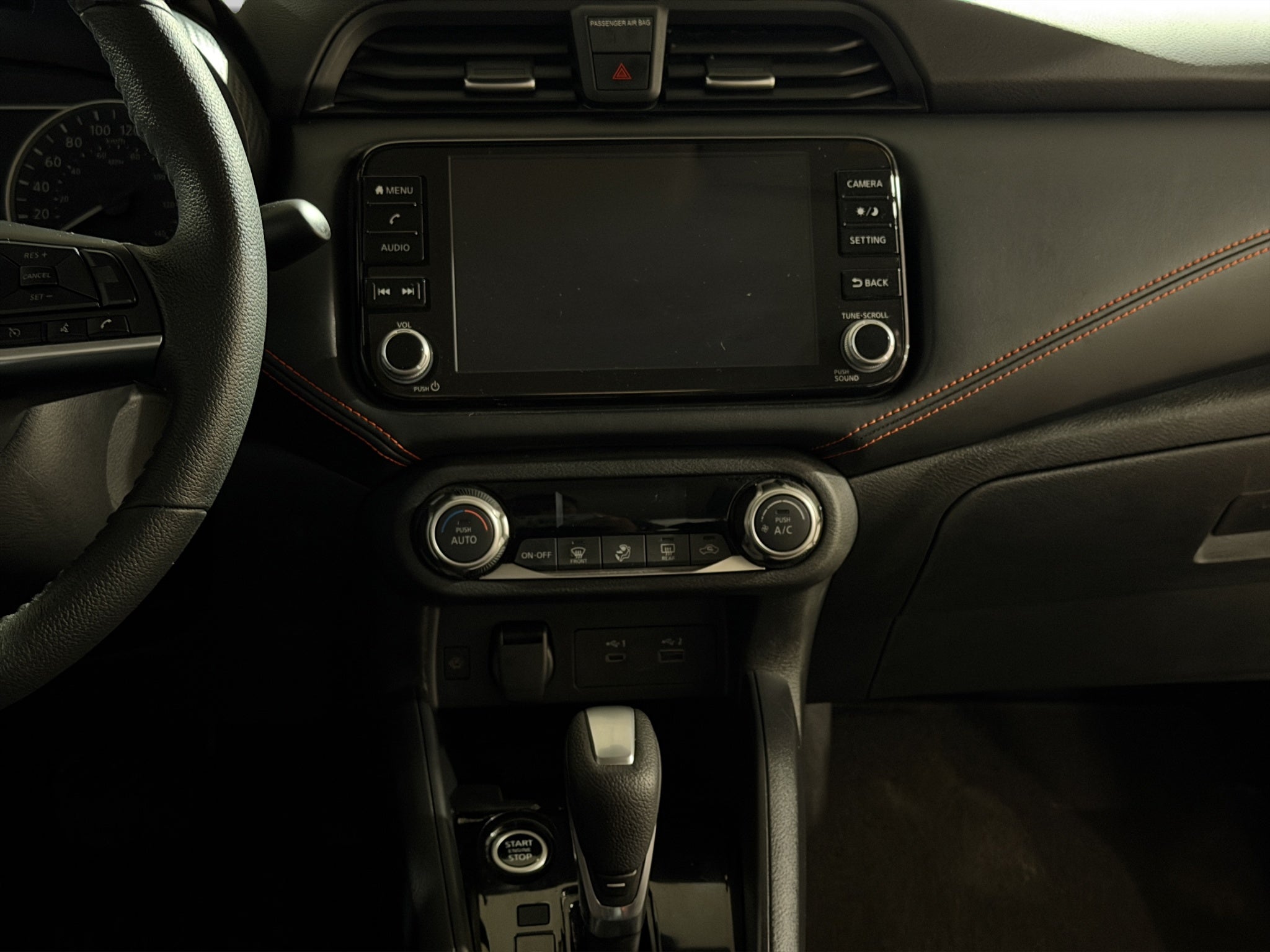 2025 Nissan Versa 4 pts. SR, CVT, a/ac. Aut., f. niebla, f. led, spoiler, RA-17