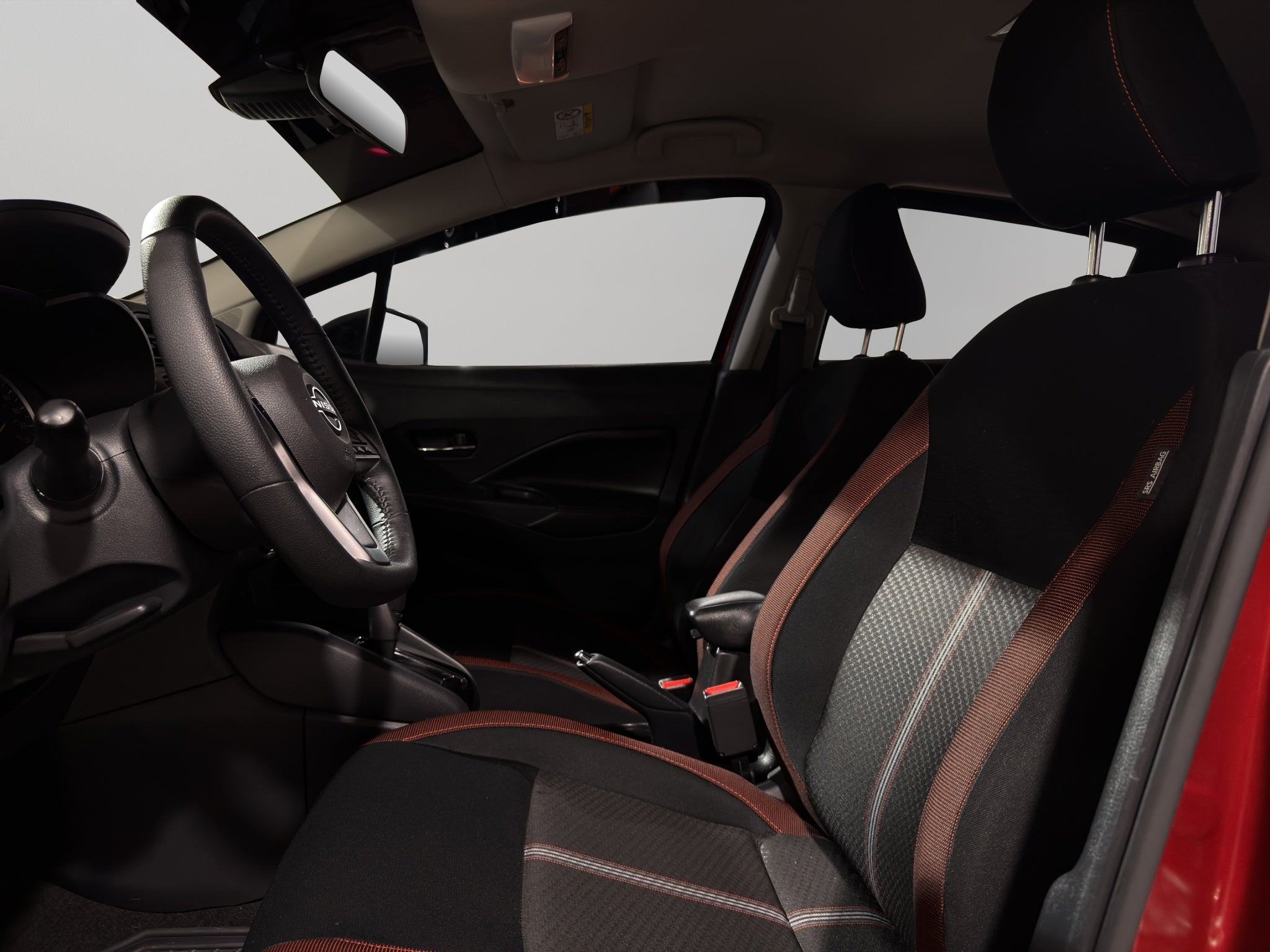 2025 Nissan Versa 4 pts. SR, CVT, a/ac. Aut., f. niebla, f. led, spoiler, RA-17