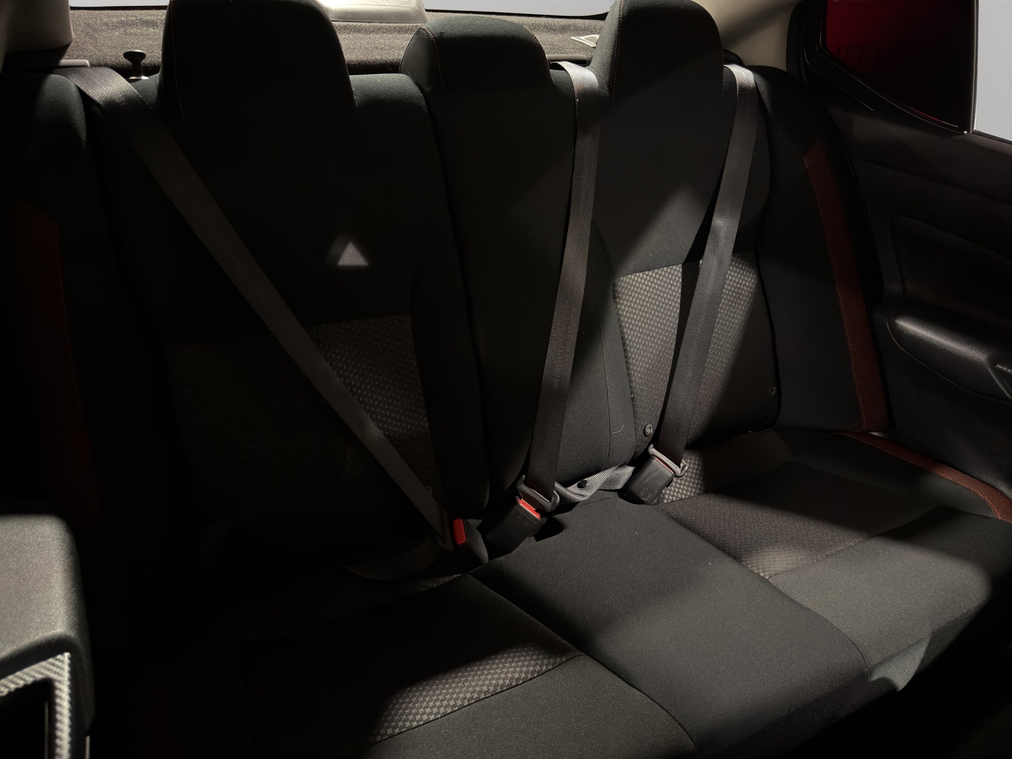 2025 Nissan Versa 4 pts. SR, CVT, a/ac. Aut., f. niebla, f. led, spoiler, RA-17