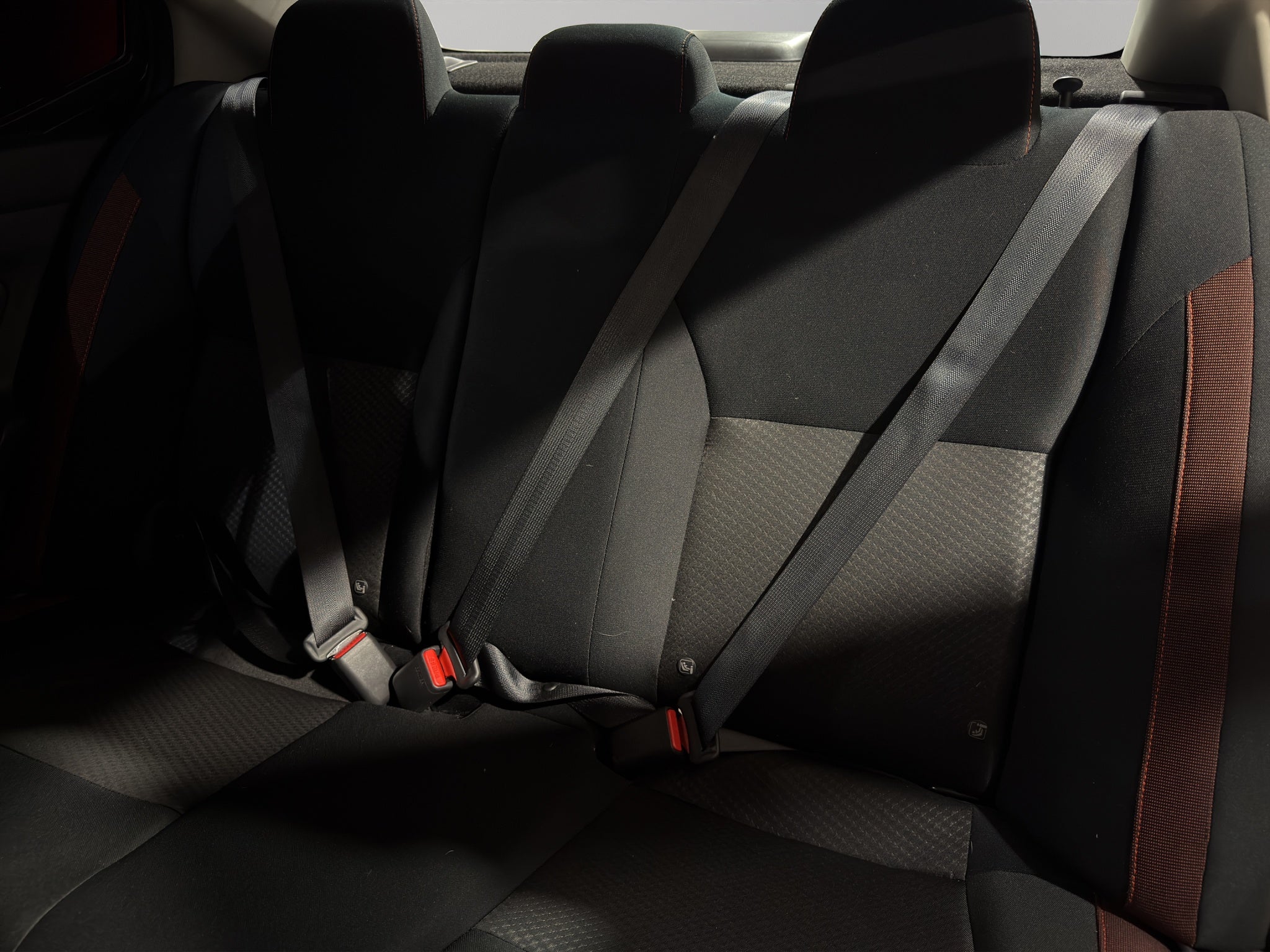 2025 Nissan Versa 4 pts. SR, CVT, a/ac. Aut., f. niebla, f. led, spoiler, RA-17