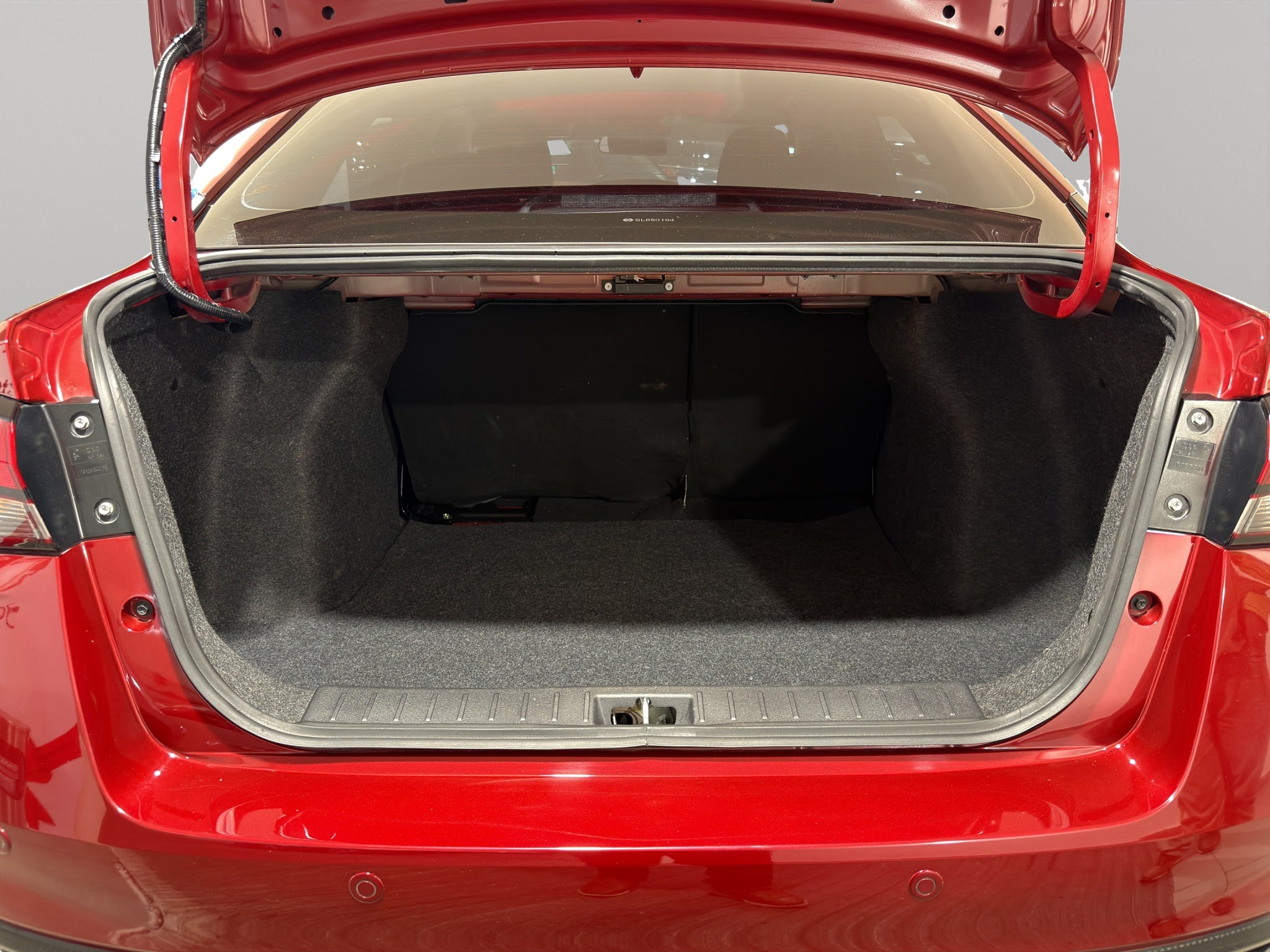 2025 Nissan Versa 4 pts. SR, CVT, a/ac. Aut., f. niebla, f. led, spoiler, RA-17