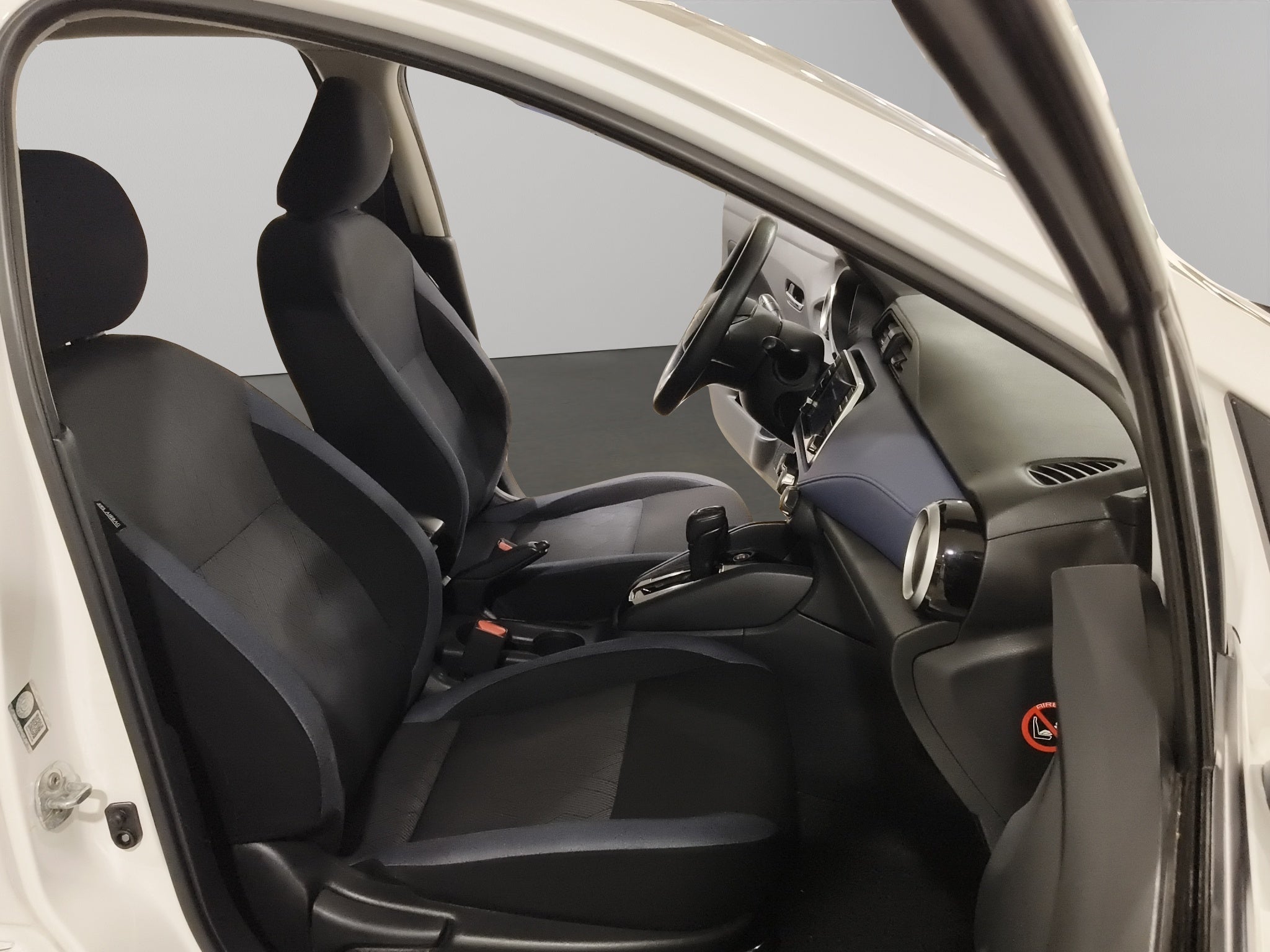 2024 Nissan Versa 4 pts. Advance, TM5, a/ac., f. niebla, RA-16