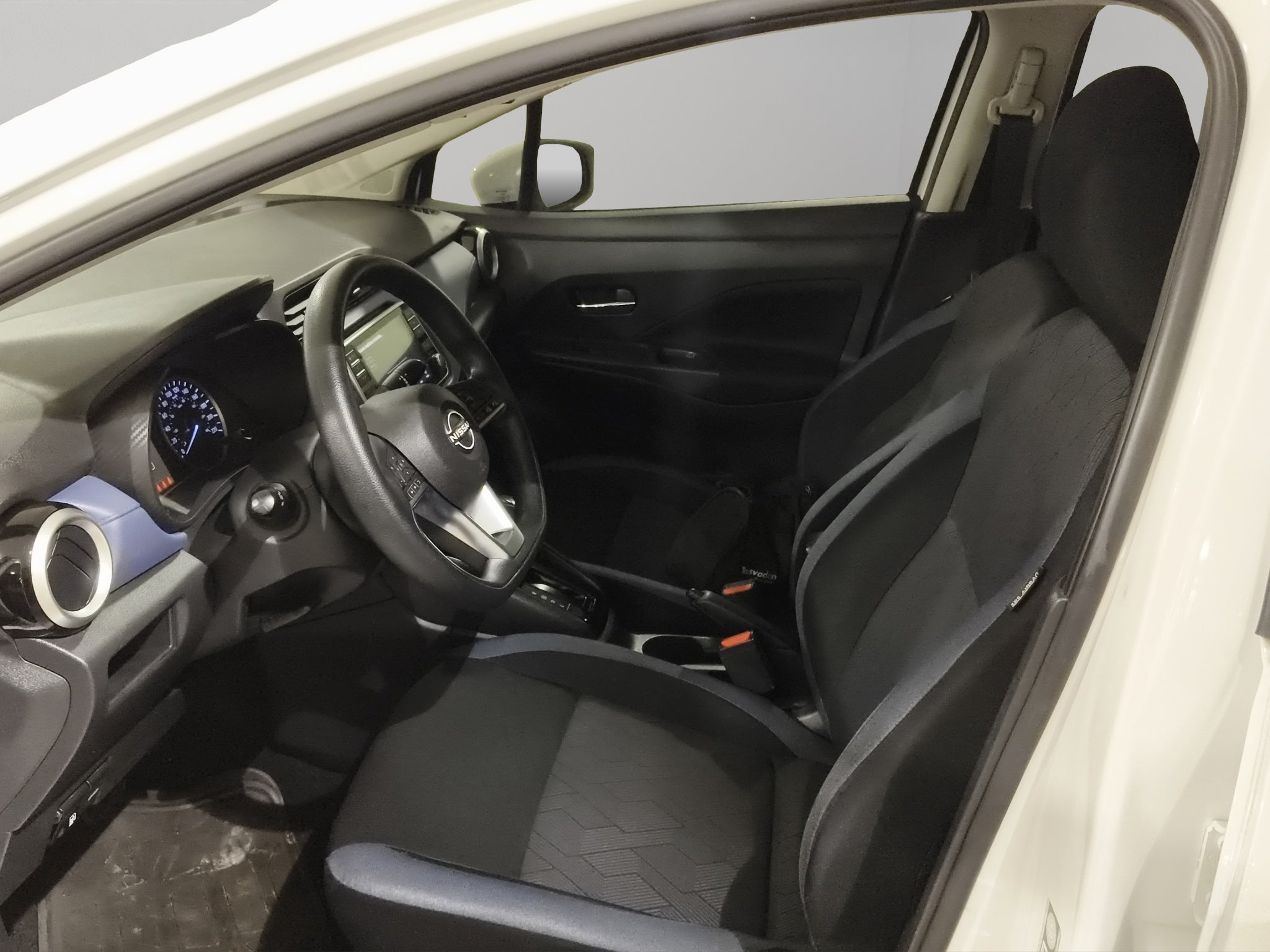 2024 Nissan Versa 4 pts. Advance, TM5, a/ac., f. niebla, RA-16