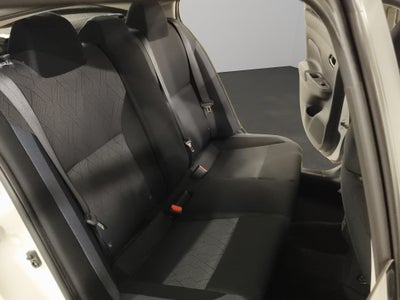 2024 Nissan Versa 4 pts. Advance, TM5, a/ac., f. niebla, RA-16
