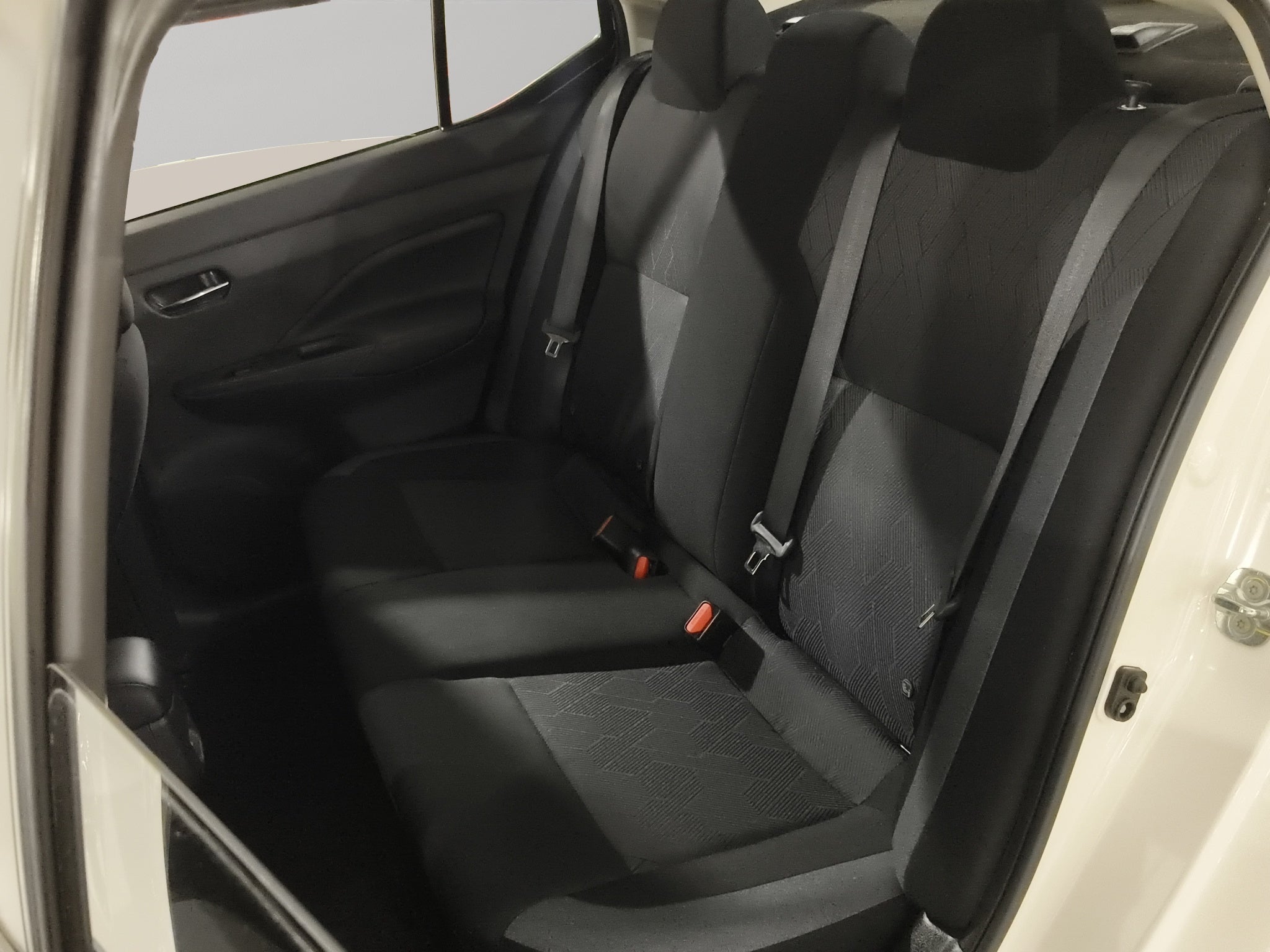 2024 Nissan Versa 4 pts. Advance, TM5, a/ac., f. niebla, RA-16