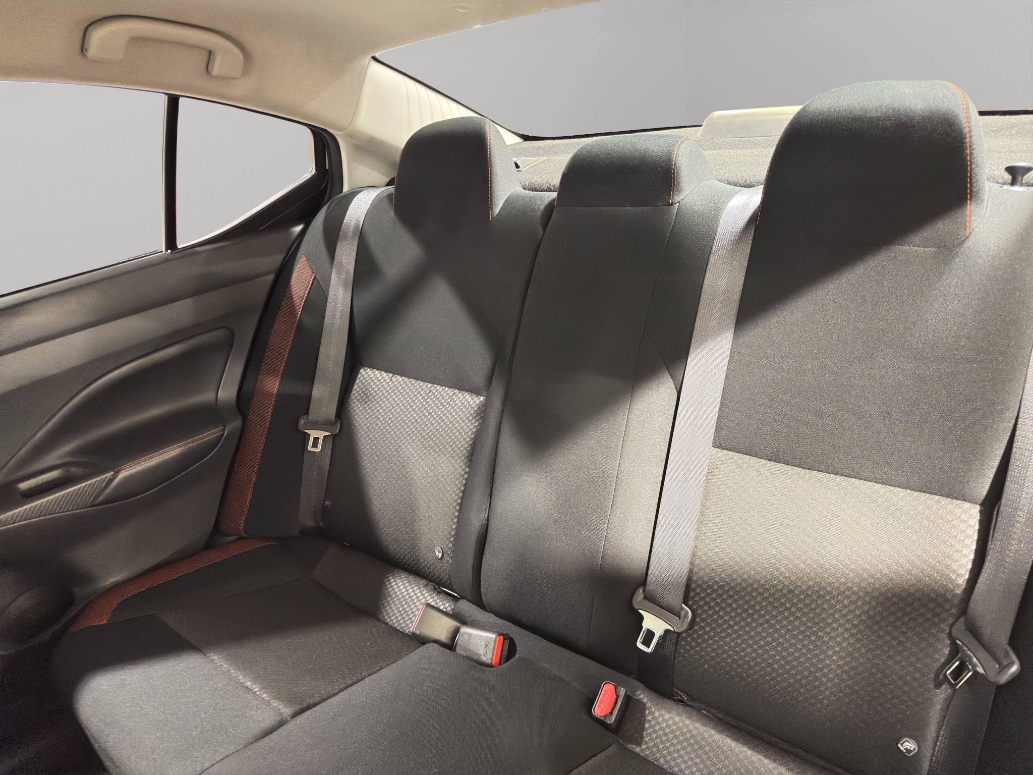 2024 Nissan Versa 4 pts. SR, CVT, a/ac. Aut., f. niebla, f. led, spoiler, RA-17