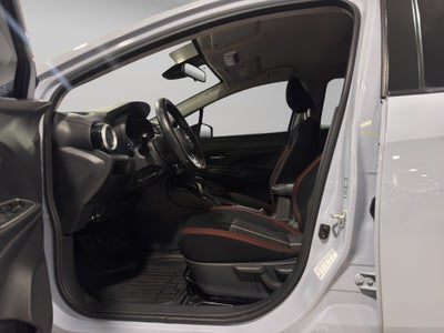 2024 Nissan Versa 4 pts. SR, CVT, a/ac. Aut., f. niebla, f. led, spoiler, RA-17