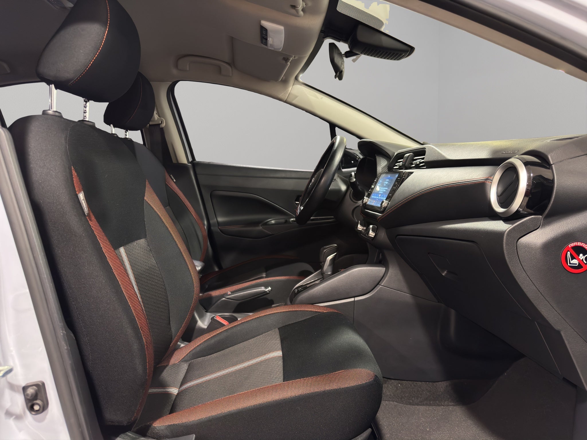 2024 Nissan Versa 4 pts. SR, CVT, a/ac. Aut., f. niebla, f. led, spoiler, RA-17