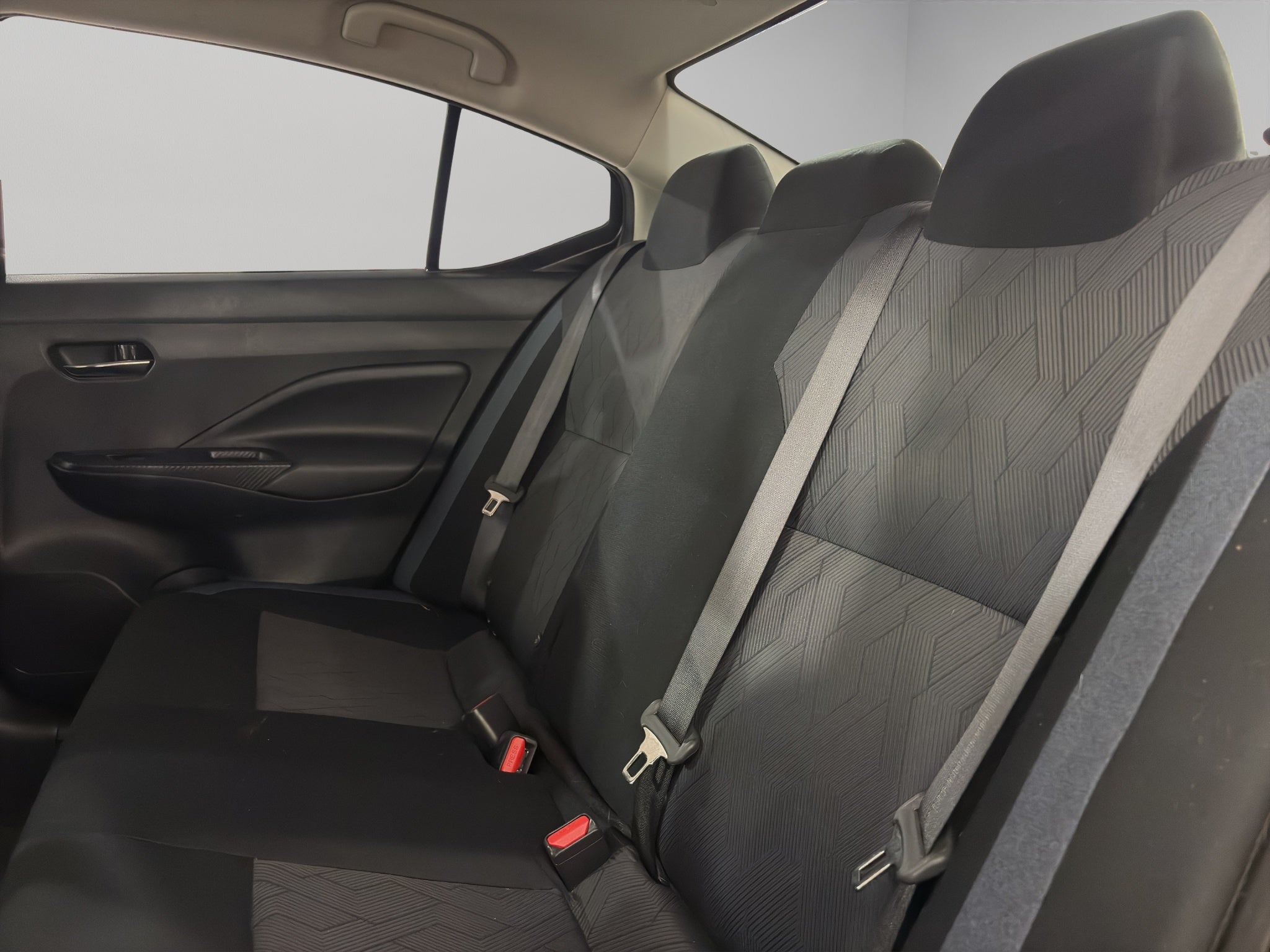 2024 Nissan Versa 4 pts. Advance, TM5, a/ac., f. niebla, RA-16