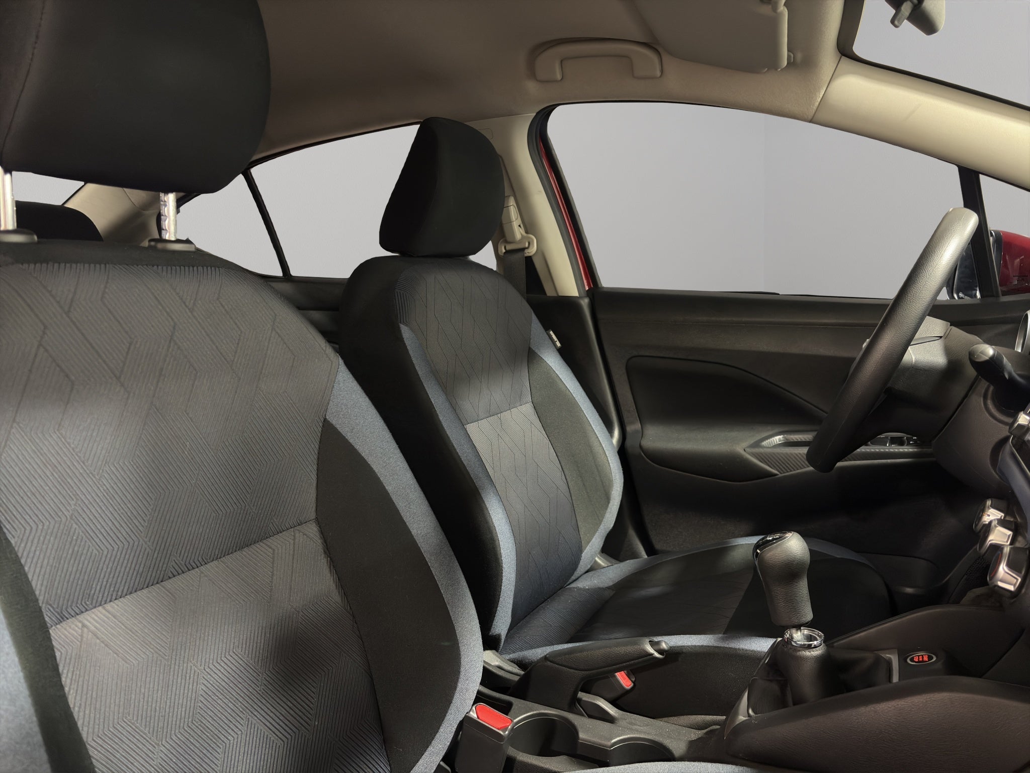 2024 Nissan Versa 4 pts. Advance, TM5, a/ac., f. niebla, RA-16