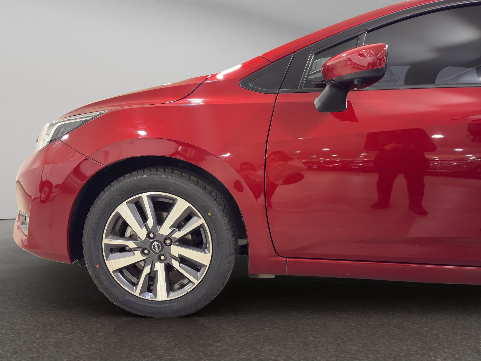 2024 Nissan Versa 4 pts. Advance, TM5, a/ac., f. niebla, RA-16