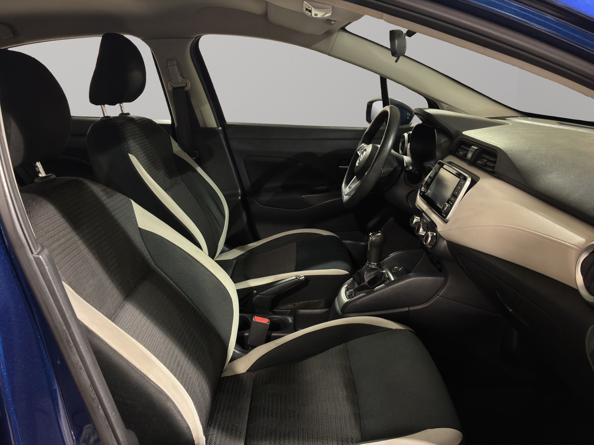 2021 Nissan Versa 4 pts. Advance, TM5, a/ac., VE, f. niebla, RA-16