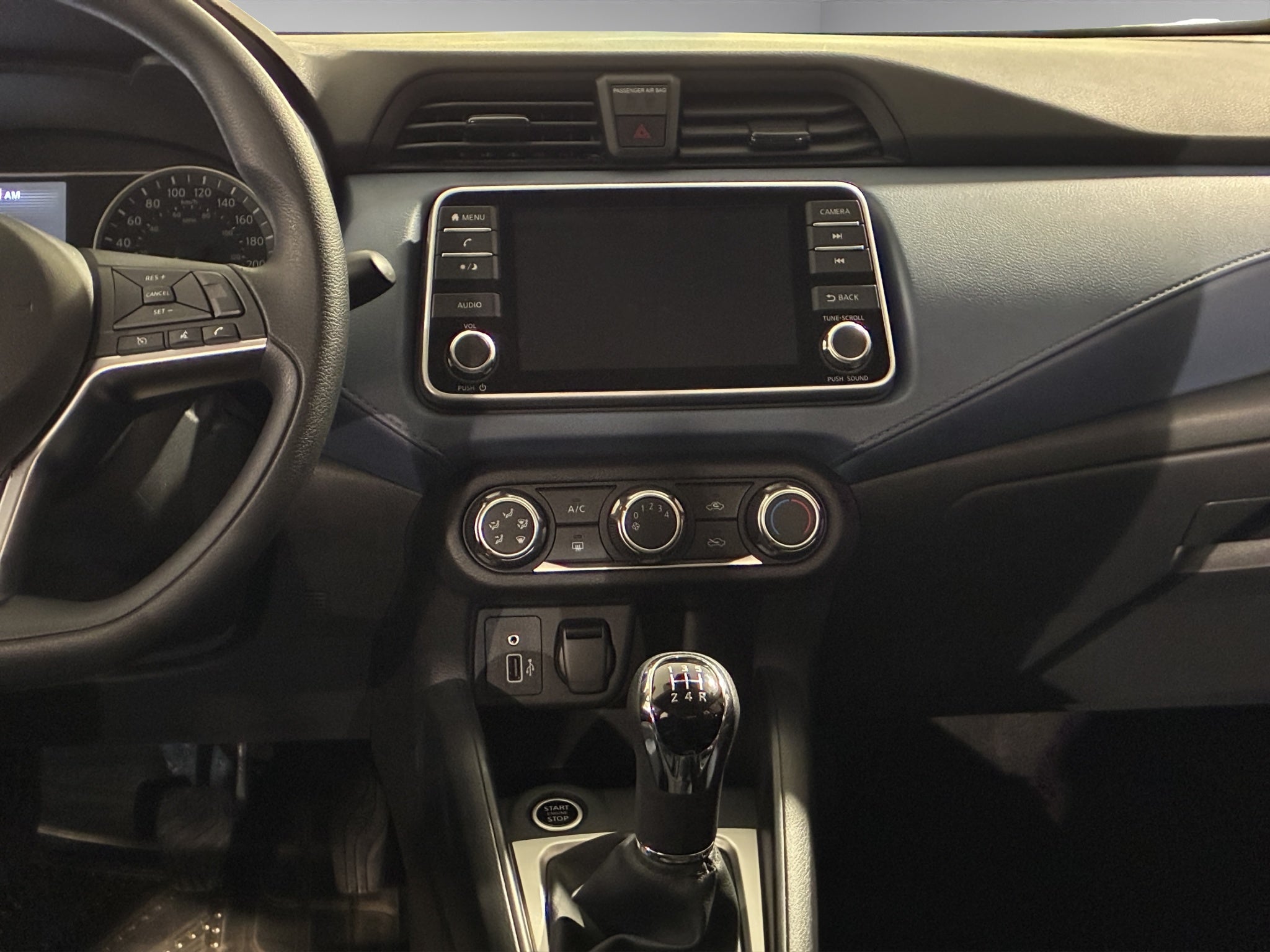 2025 Nissan Versa 4 pts. Advance, TM5, a/ac., f. niebla, RA-16 (línea anterior)