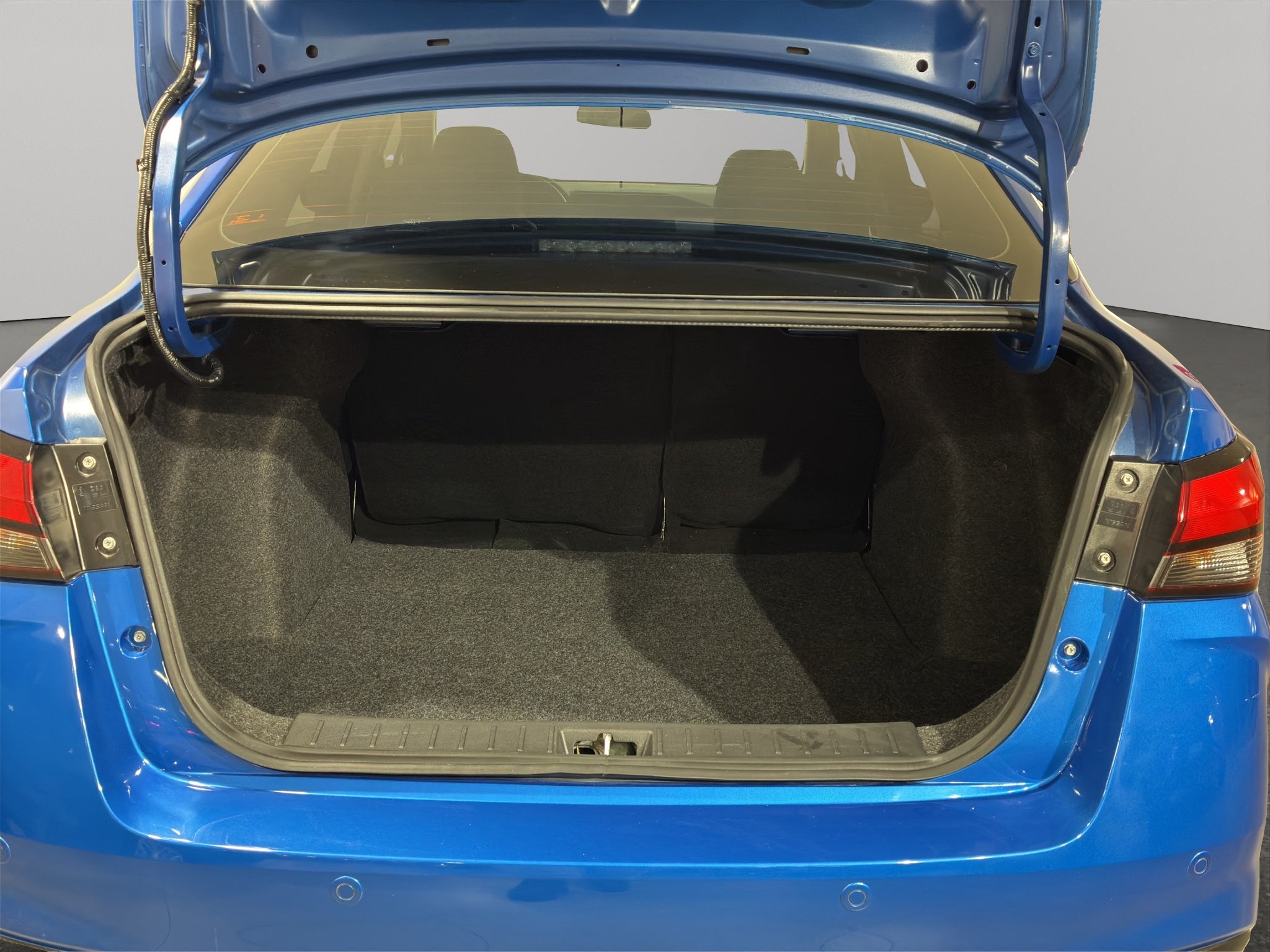 2025 Nissan Versa 4 pts. Advance, TM5, a/ac., f. niebla, RA-16 (línea anterior)