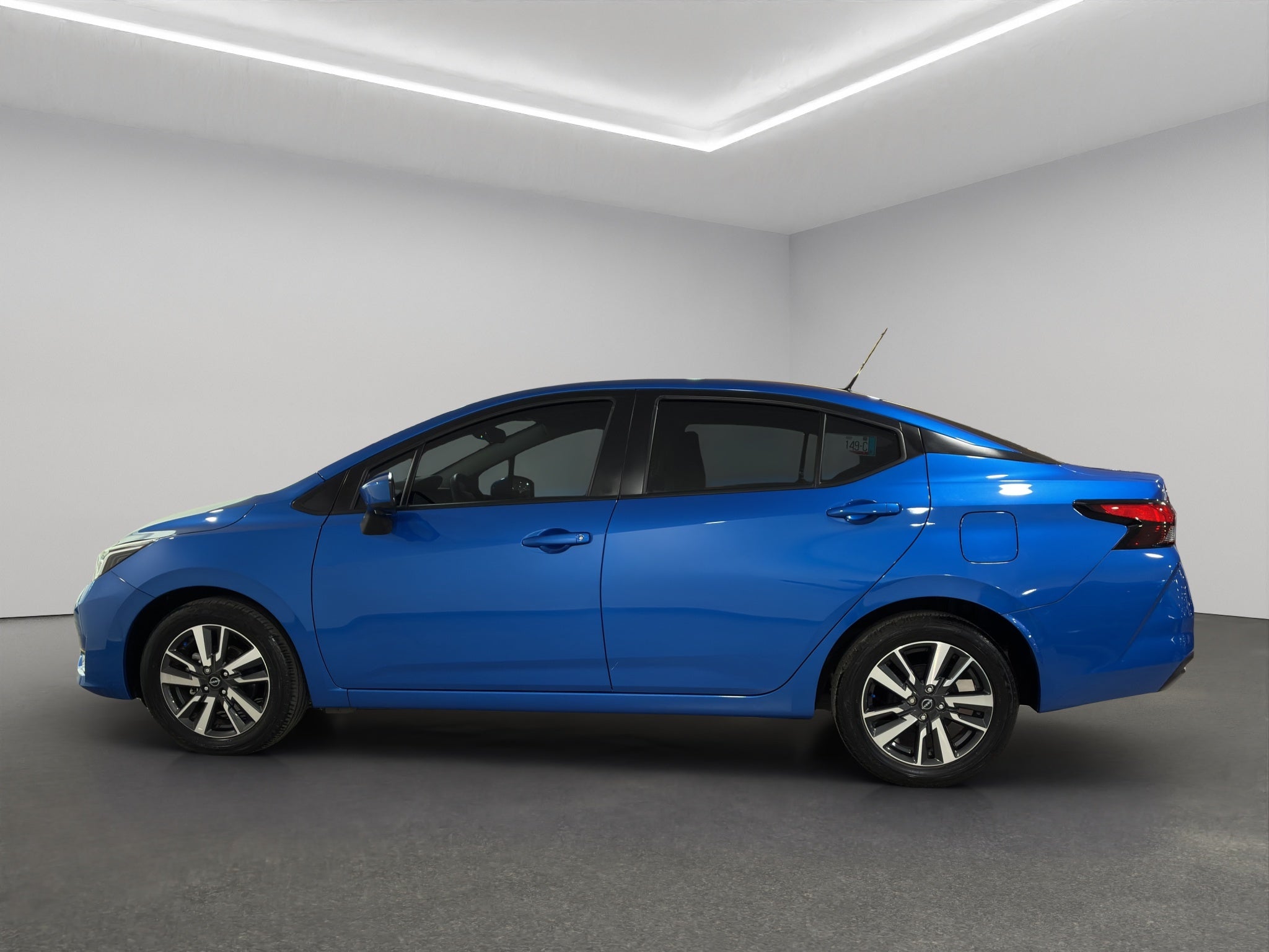 2025 Nissan Versa 4 pts. Advance, TM5, a/ac., f. niebla, RA-16 (línea anterior)