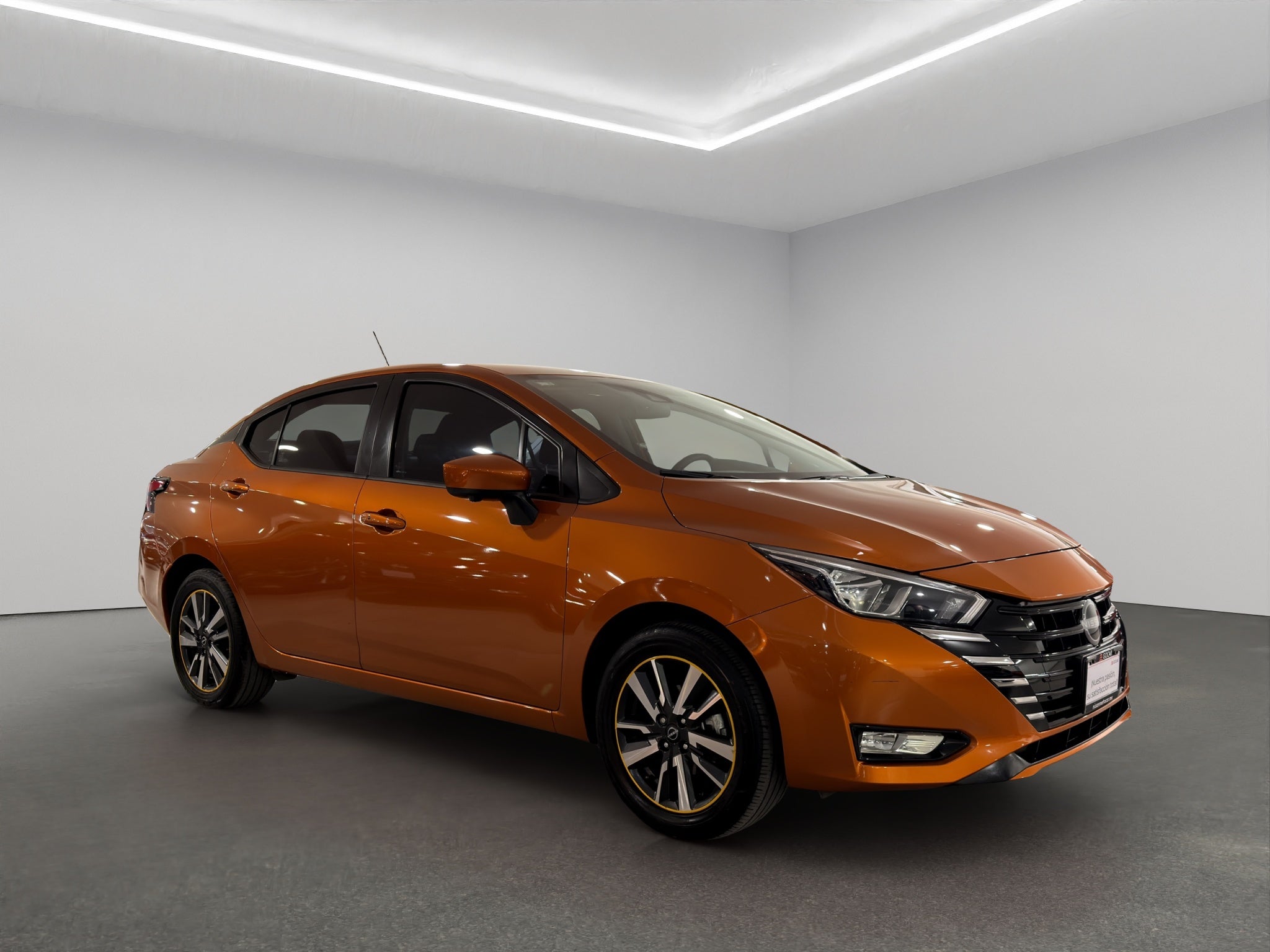 2024 Nissan Versa 4 pts. Advance, TM5, a/ac., f. niebla, RA-16