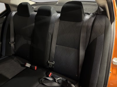 2024 Nissan Versa 4 pts. Advance, TM5, a/ac., f. niebla, RA-16