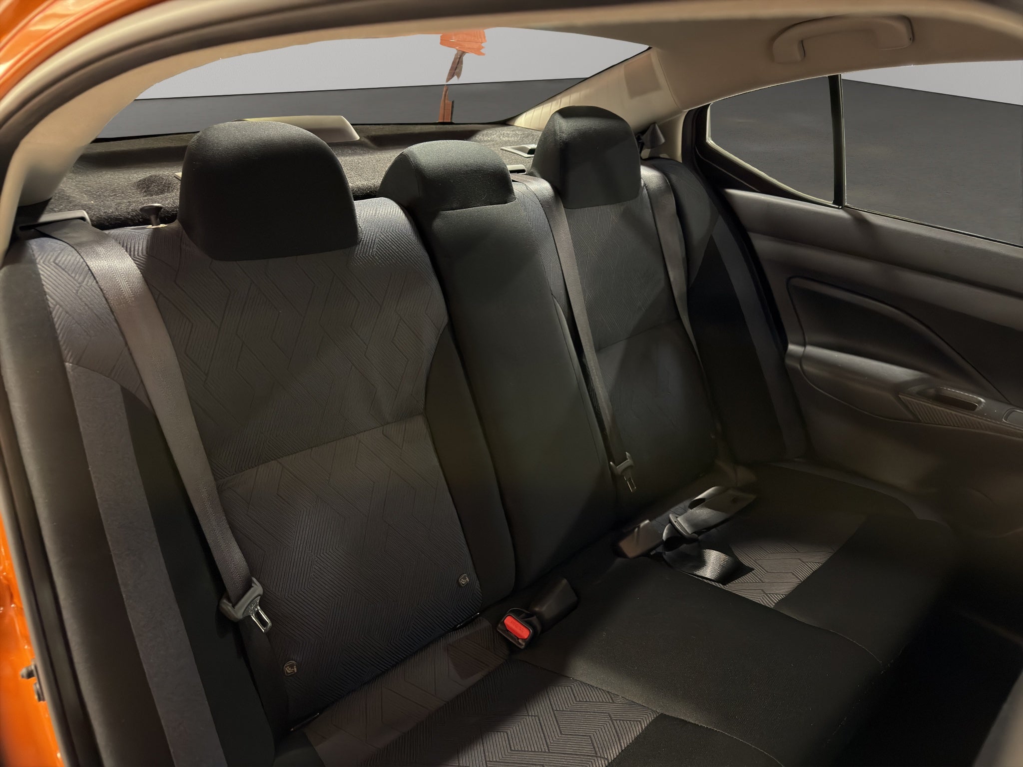 2024 Nissan Versa 4 pts. Advance, TM5, a/ac., f. niebla, RA-16