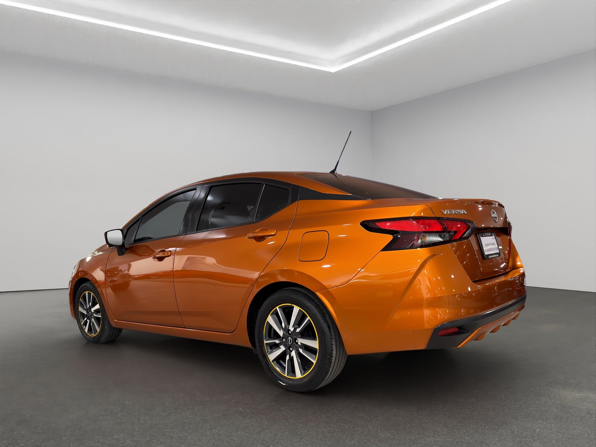 2024 Nissan Versa 4 pts. Advance, TM5, a/ac., f. niebla, RA-16