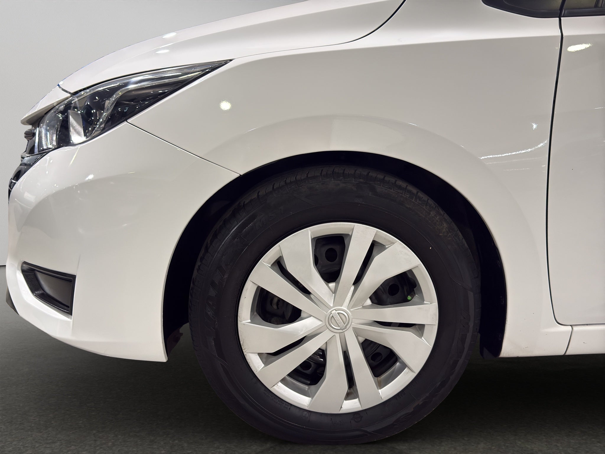 2024 Nissan Versa 4 pts. Sense, TM5, a/ac., R-15
