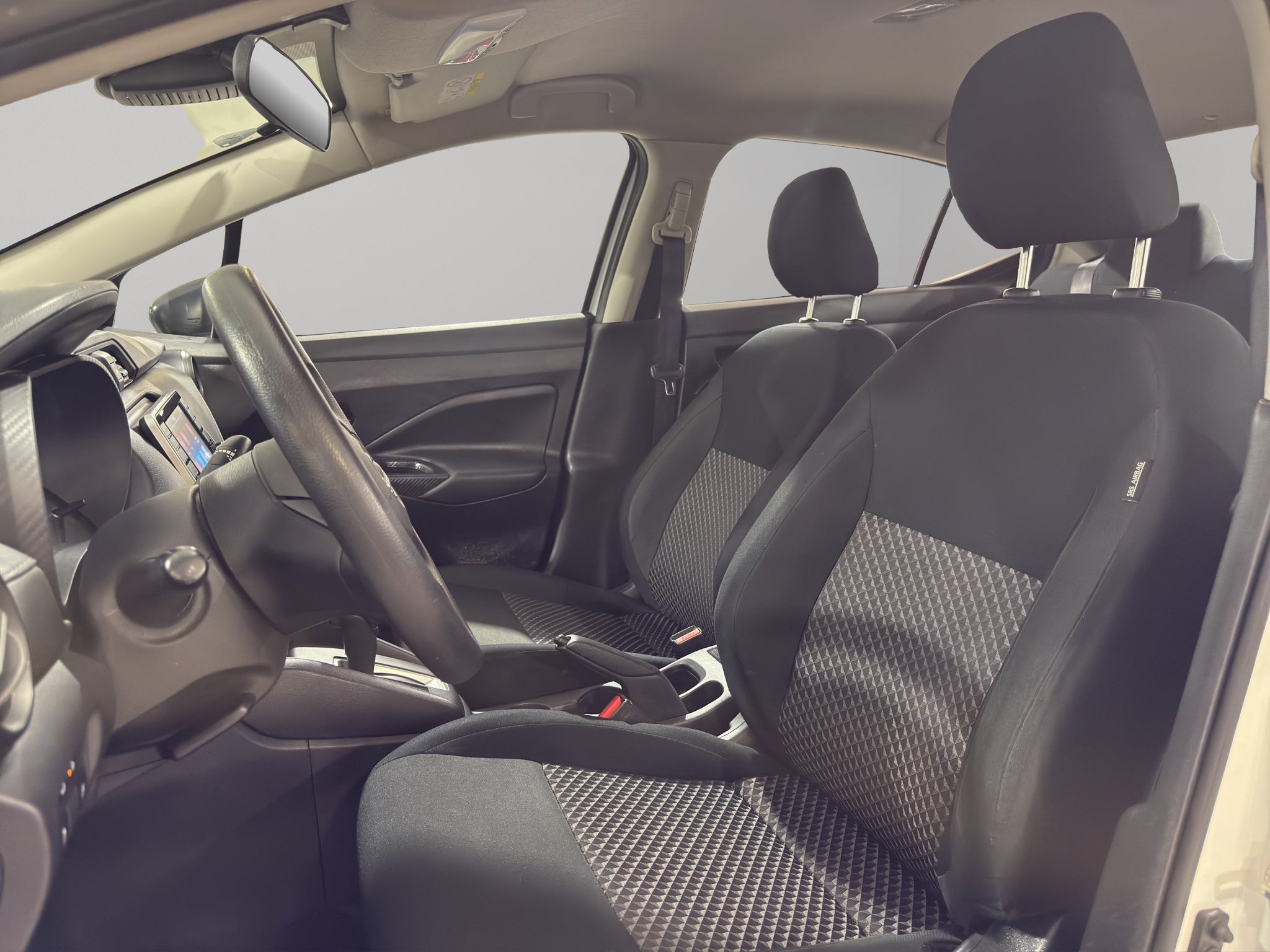 2024 Nissan Versa 4 pts. Sense, TM5, a/ac., R-15