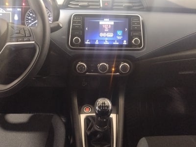 2025 Nissan Versa 4 pts. Advance, TM5, a/ac., f. niebla, RA-16