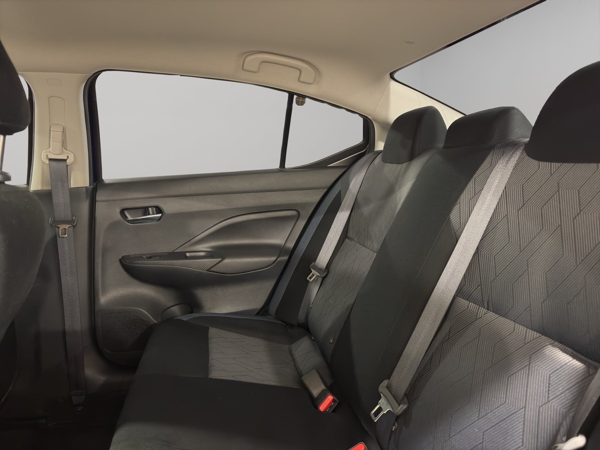 2025 Nissan Versa 4 pts. Advance, TM5, a/ac., f. niebla, RA-16