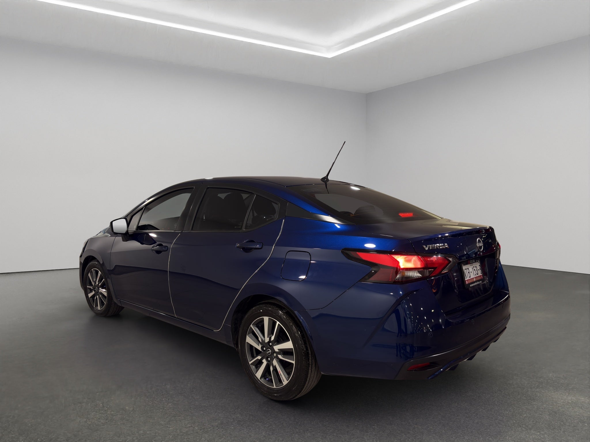 2025 Nissan Versa 4 pts. Advance, TM5, a/ac., f. niebla, RA-16