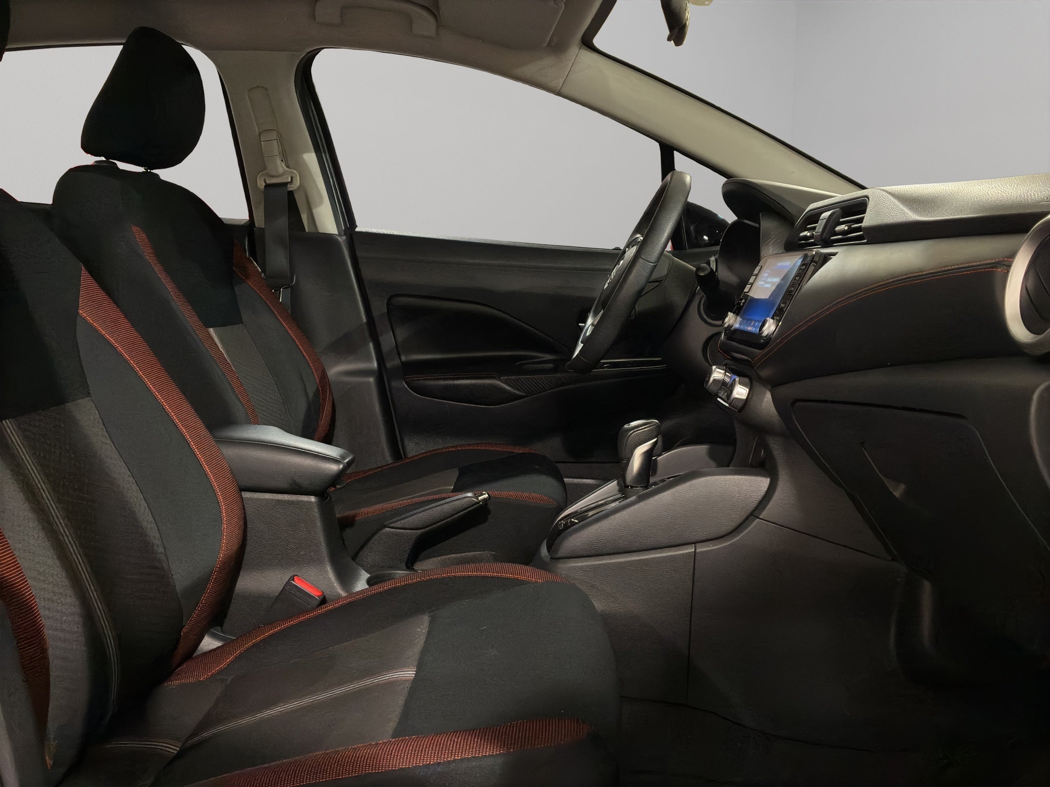 2024 Nissan Versa 4 pts. SR, CVT, a/ac. Aut., f. niebla, f. led, spoiler, RA-17