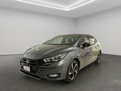 2024 Nissan Versa 4 pts. SR, CVT, a/ac. Aut., f. niebla, f. led, spoiler, RA-17