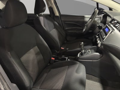2022 Nissan Versa 4 pts. Sense, TM5, a/ac., VE, R-15 (línea anterior)