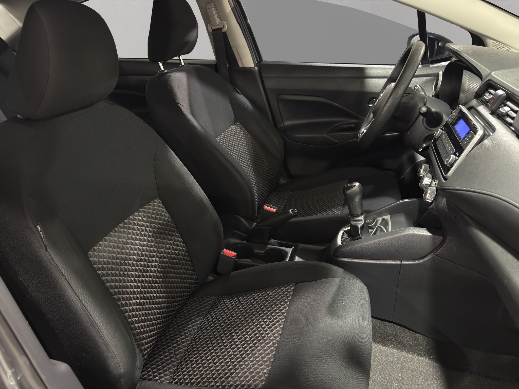 2022 Nissan Versa 4 pts. Sense, TM5, a/ac., VE, R-15 (línea anterior)