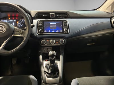 2024 Nissan Versa 4 pts. Advance, TM5, a/ac., f. niebla, RA-16