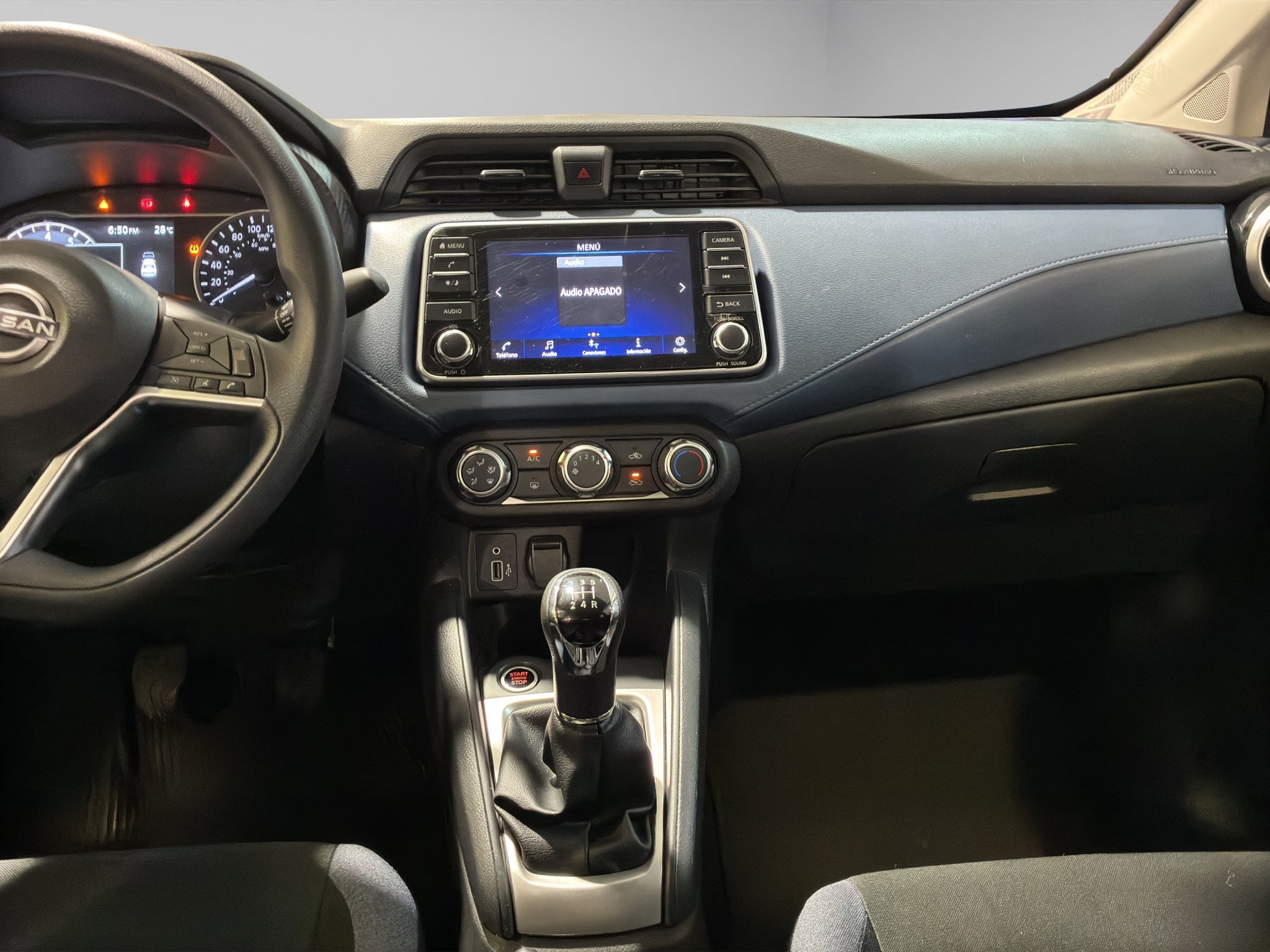 2024 Nissan Versa 4 pts. Advance, TM5, a/ac., f. niebla, RA-16