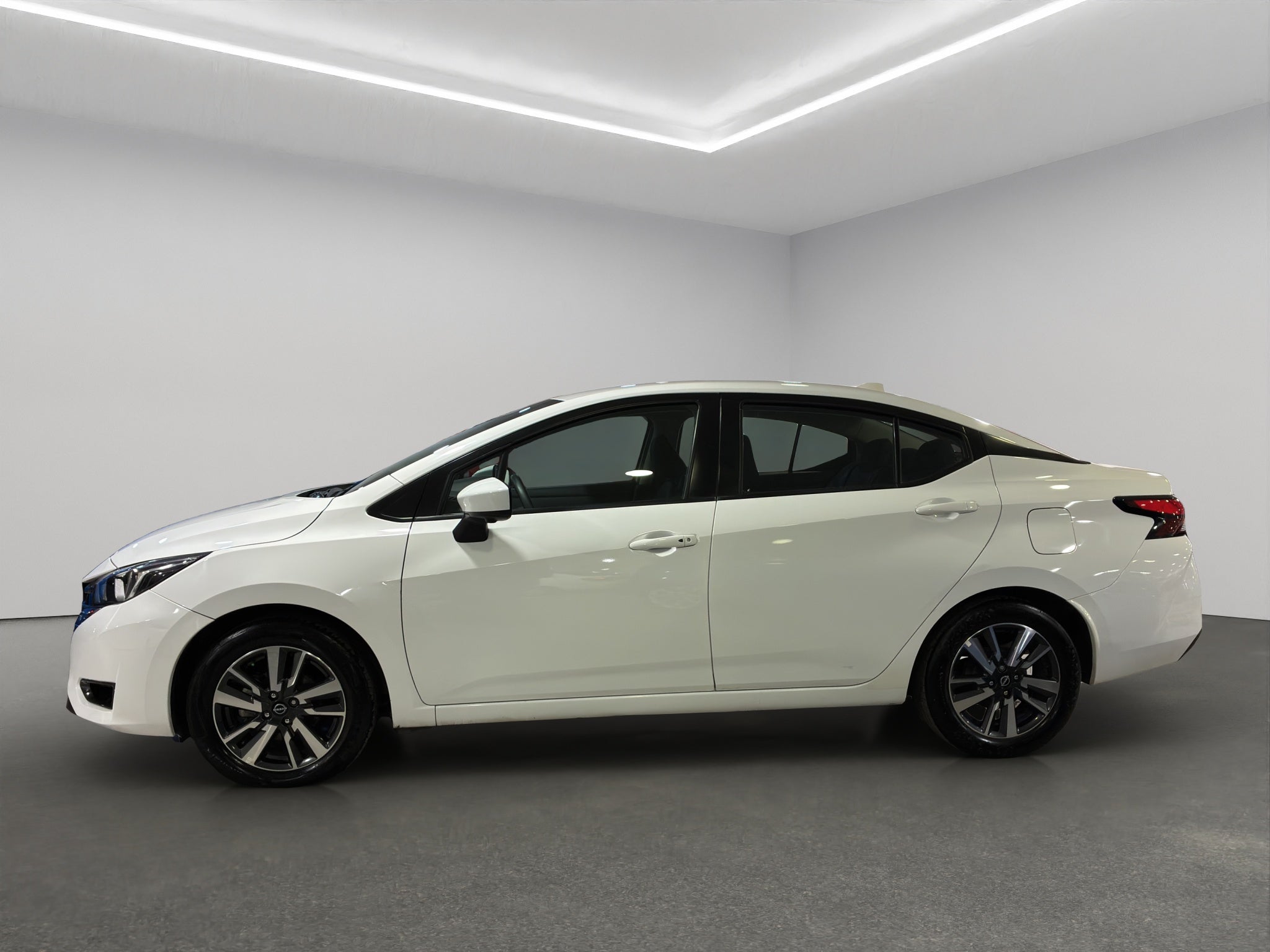 2024 Nissan Versa 4 pts. Advance, TM5, a/ac., f. niebla, RA-16