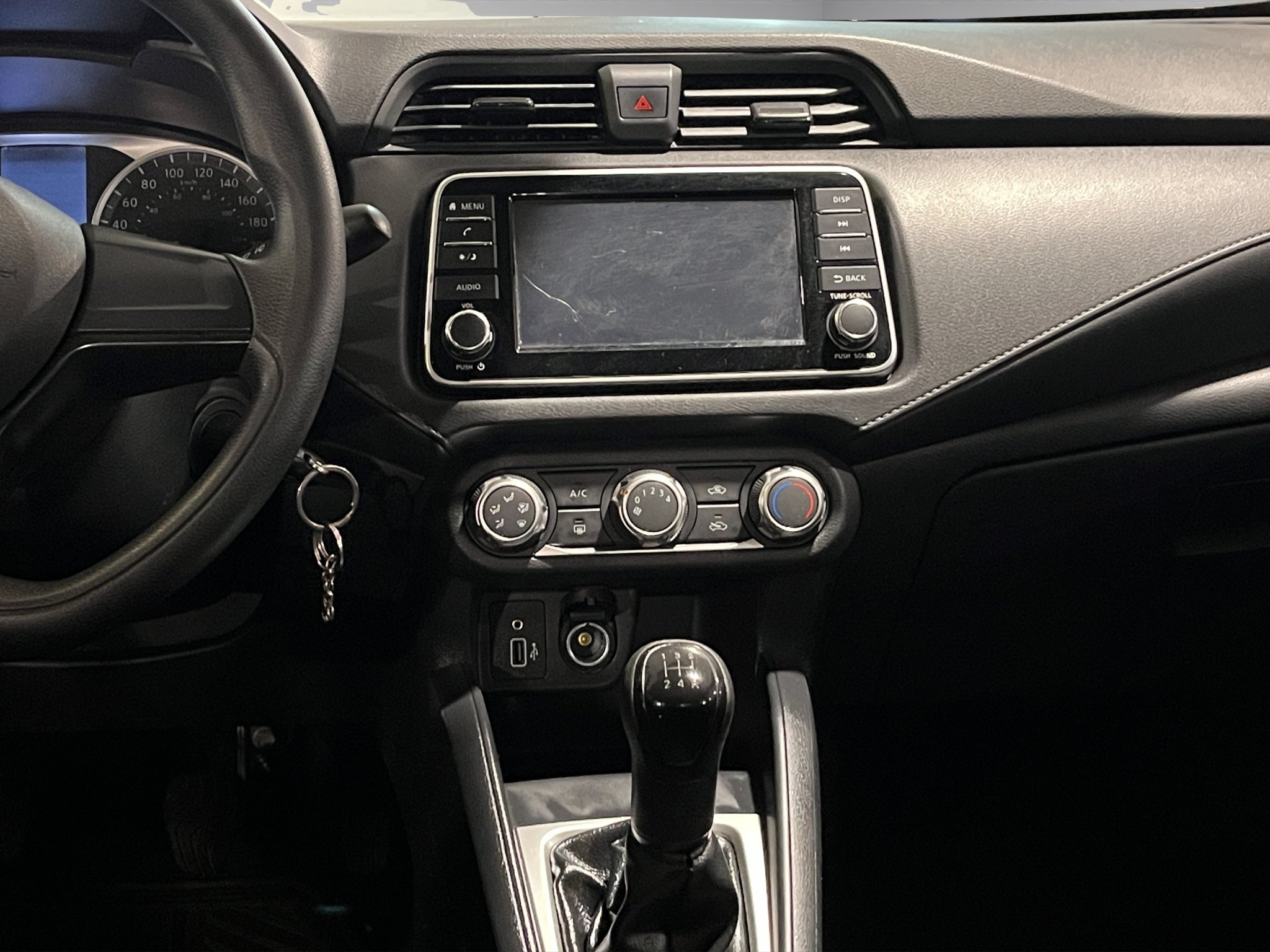 2024 Nissan Versa 4 pts. Sense, TM5, a/ac., R-15