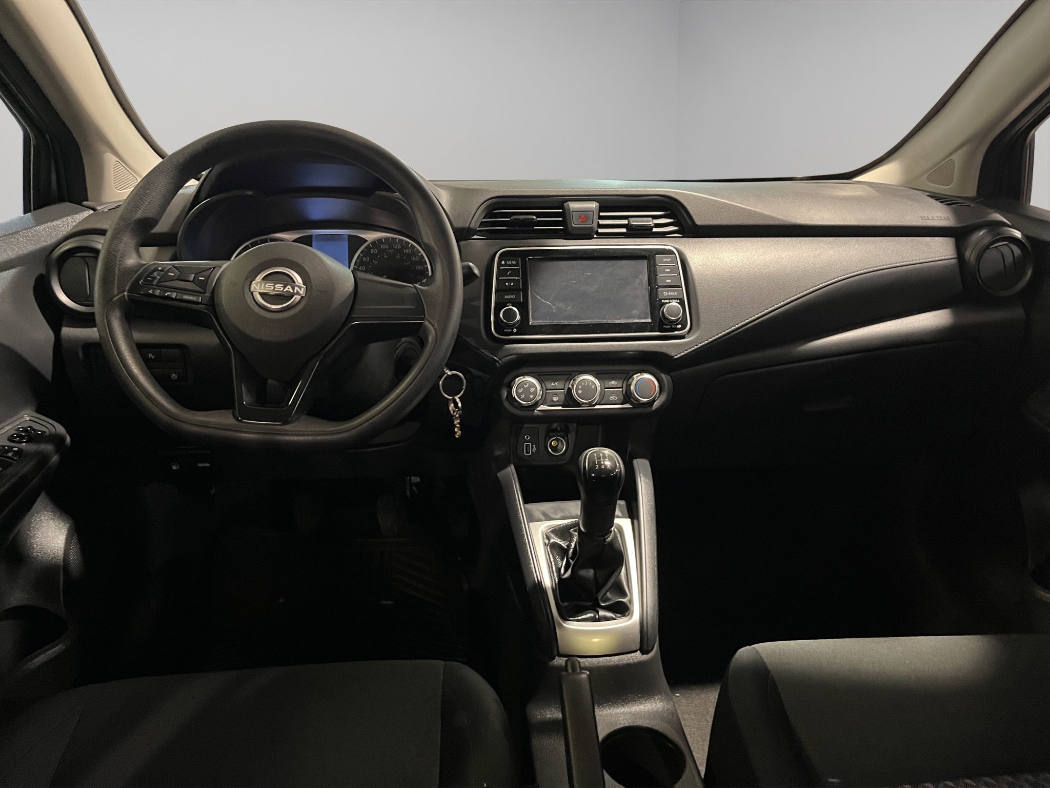 2024 Nissan Versa 4 pts. Sense, TM5, a/ac., R-15
