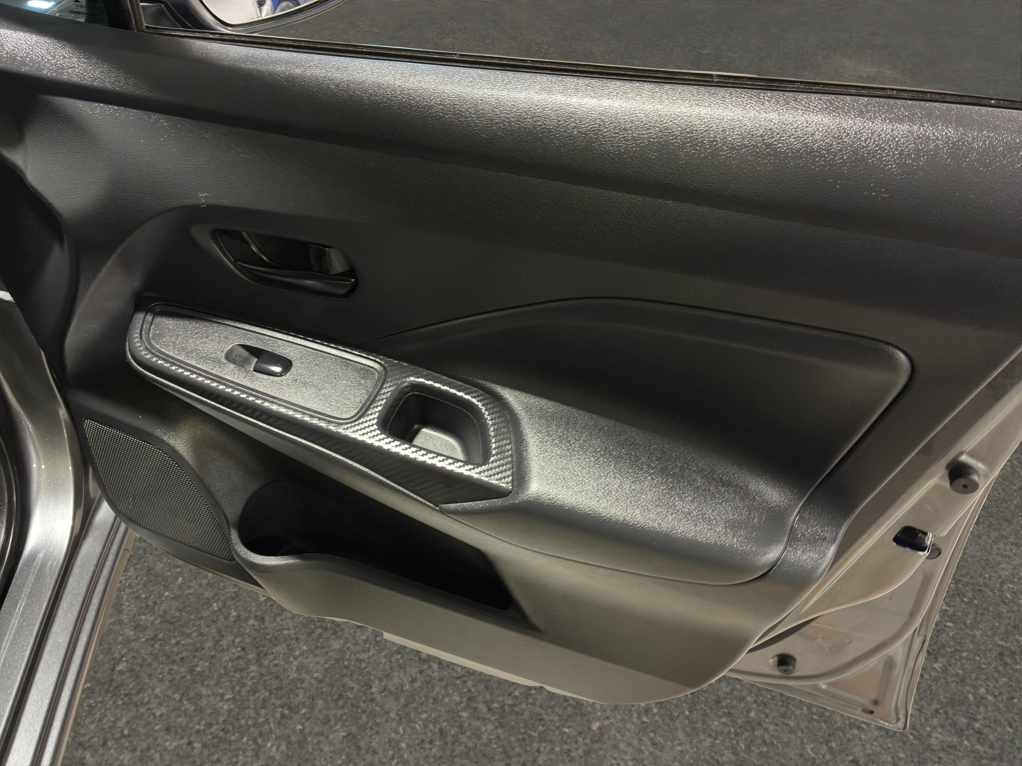 2024 Nissan Versa 4 pts. Sense, TM5, a/ac., R-15