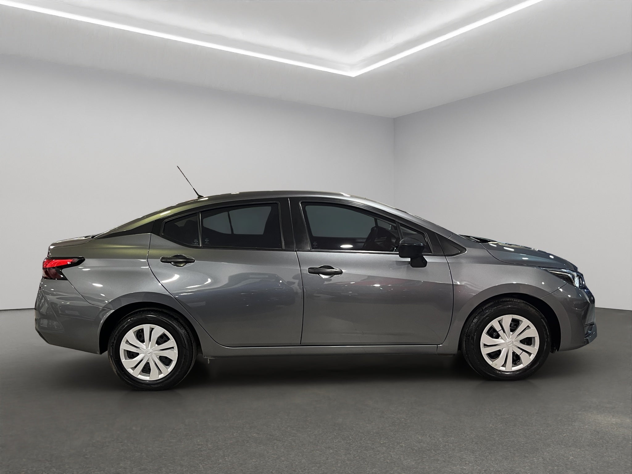 2024 Nissan Versa 4 pts. Sense, TM5, a/ac., R-15