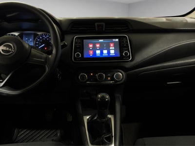 2023 Nissan Versa 4 pts. Sense, TM5, a/ac., R-15 (cambio de línea)