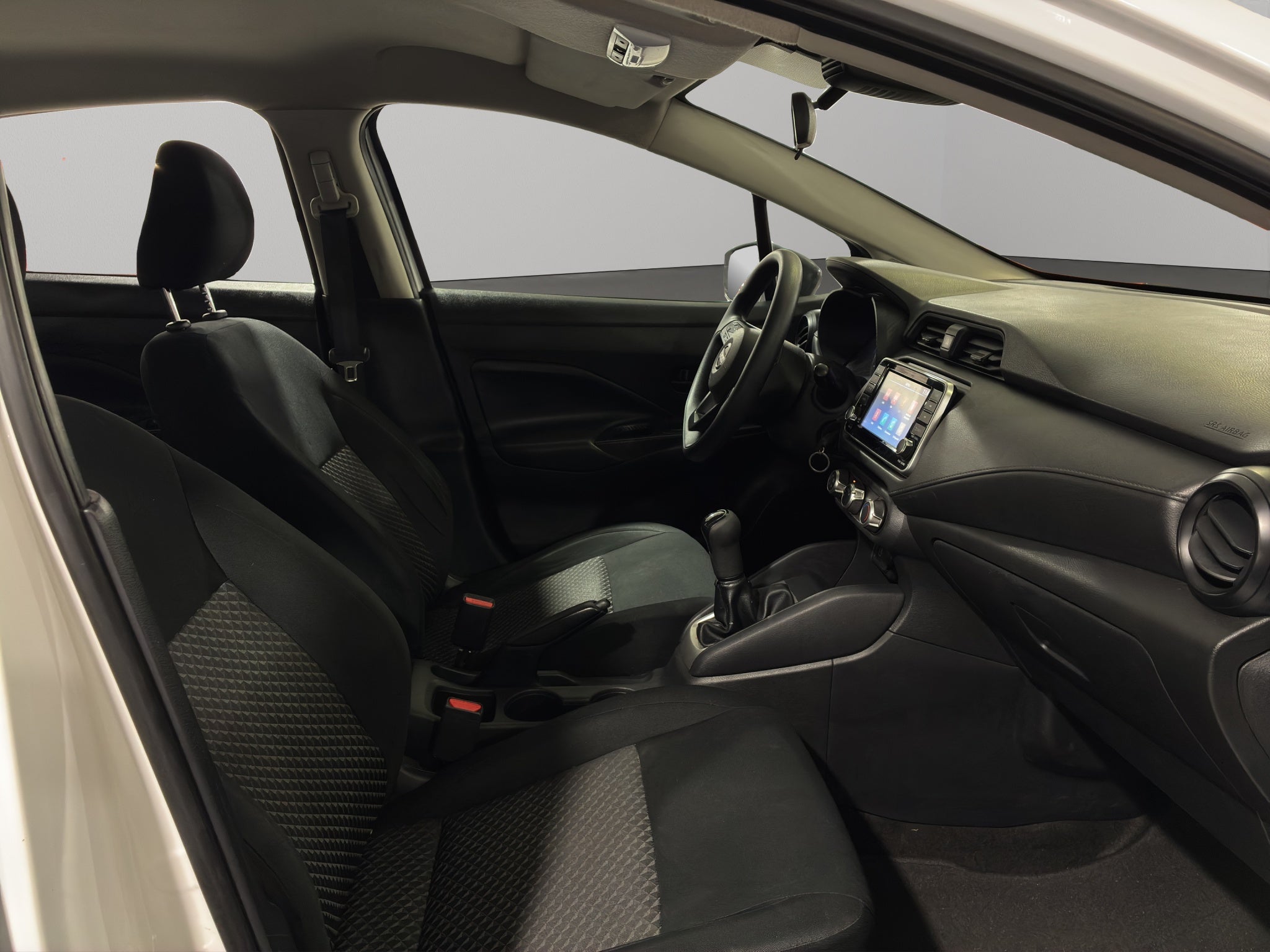 2023 Nissan Versa 4 pts. Sense, TM5, a/ac., R-15 (cambio de línea)