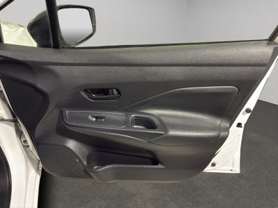 2023 Nissan Versa 4 pts. Sense, TM5, a/ac., R-15 (cambio de línea)