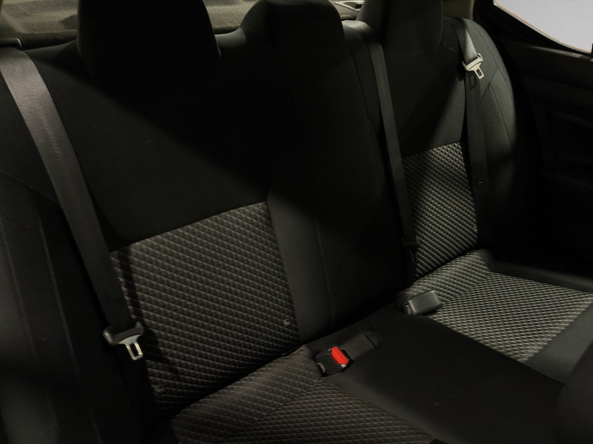 2023 Nissan Versa 4 pts. Sense, TM5, a/ac., R-15 (cambio de línea)